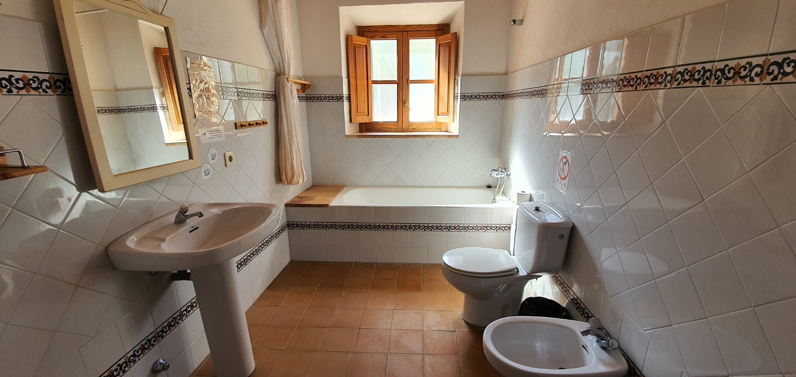 9. Serveis refugi es Oguers.JPG