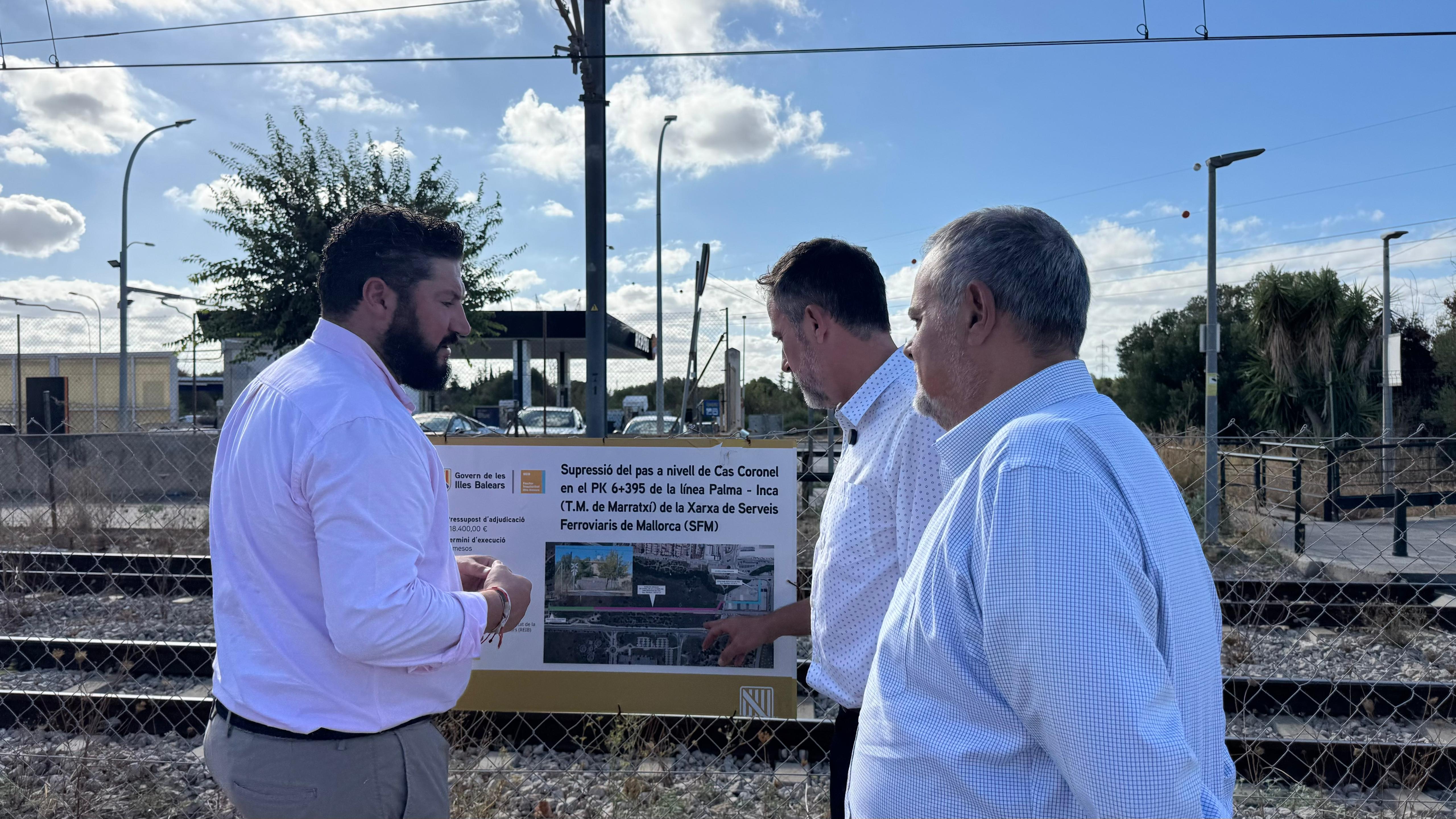 El batle Jaume Llompart, el conseller José Luis Mateo i el gerent d'SFM, José Ramón Orta
