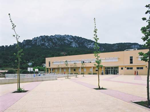 IES Josep Font i Trias, ubicat al terme municipal d’Esporles. 