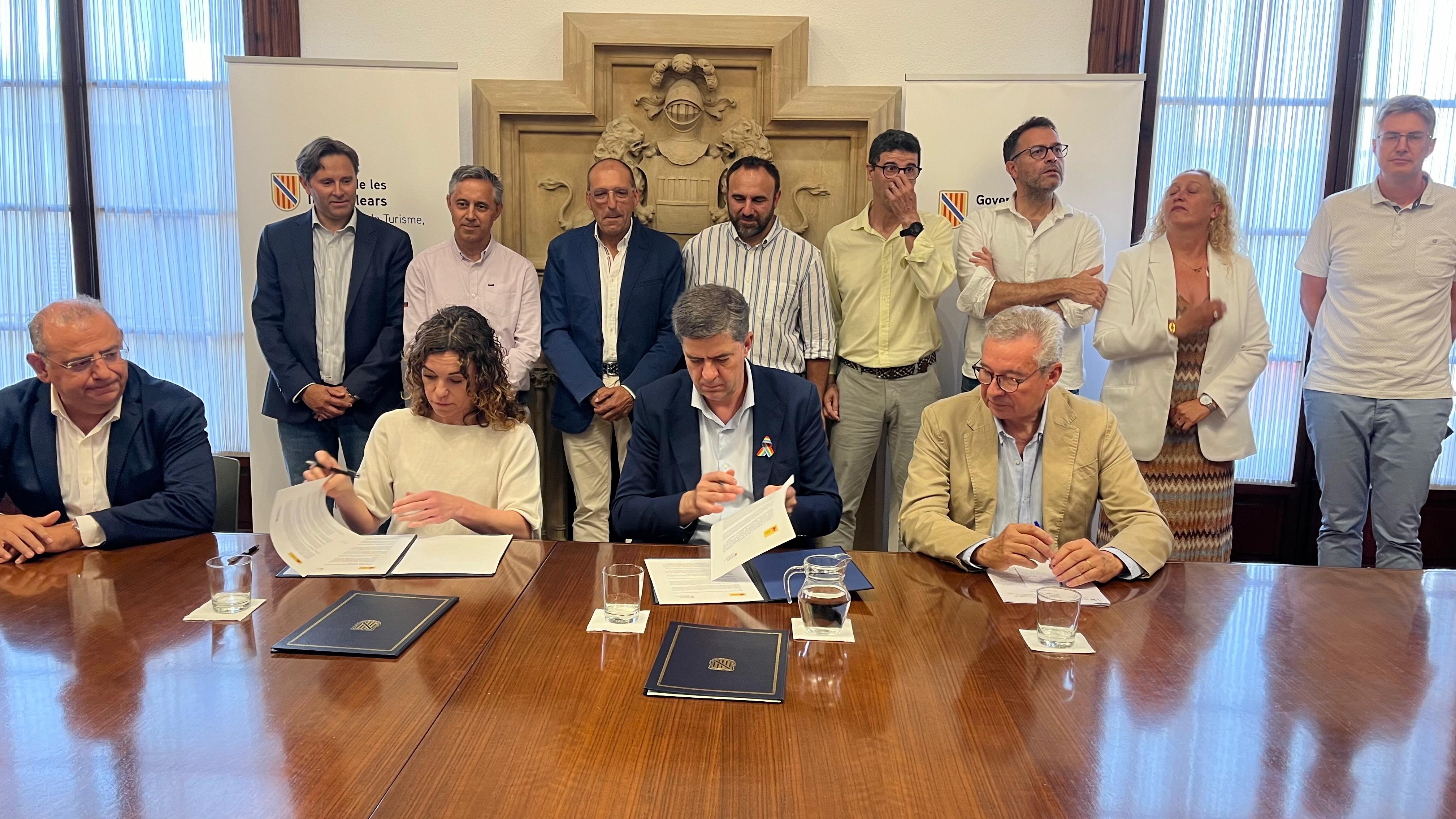 Signatura de les addendes modificatives de dos convenis pels quals es concedeixen subvencions directes a la comunitat autònoma