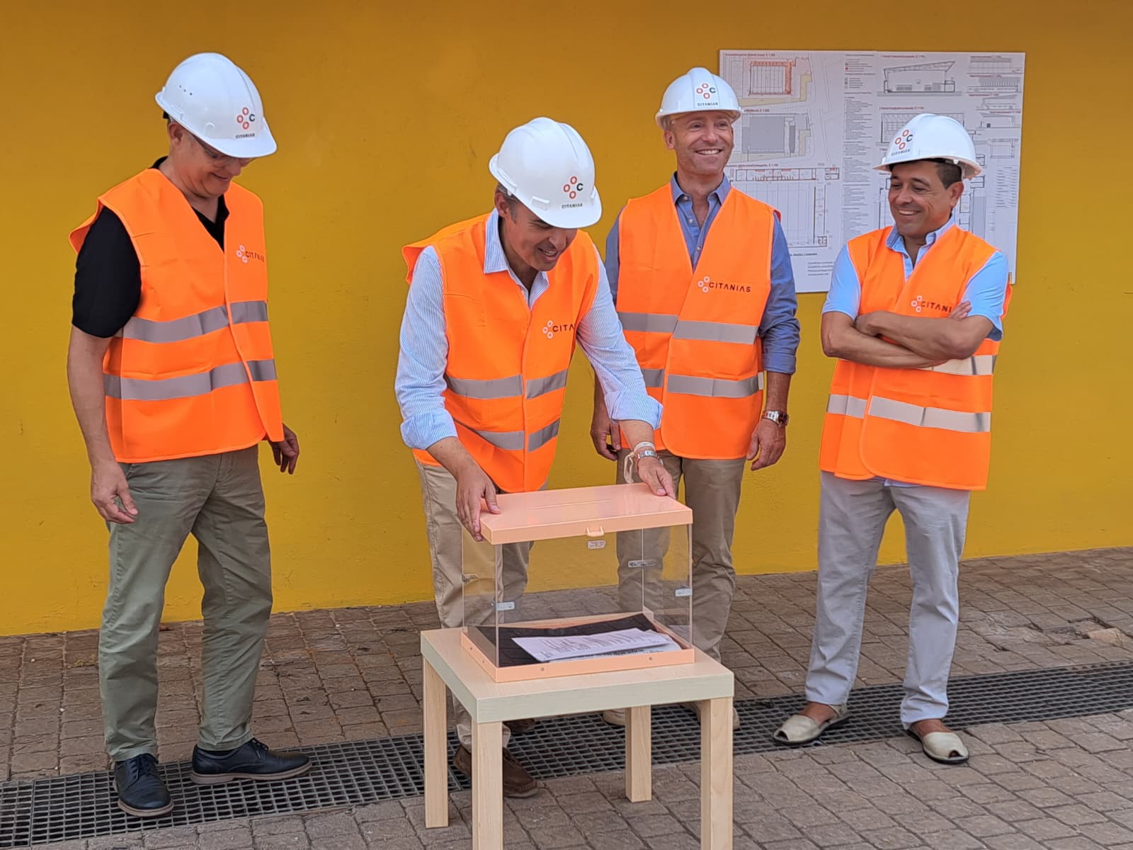 El conseller Vera a l'acte de col.locació de la primera pedra