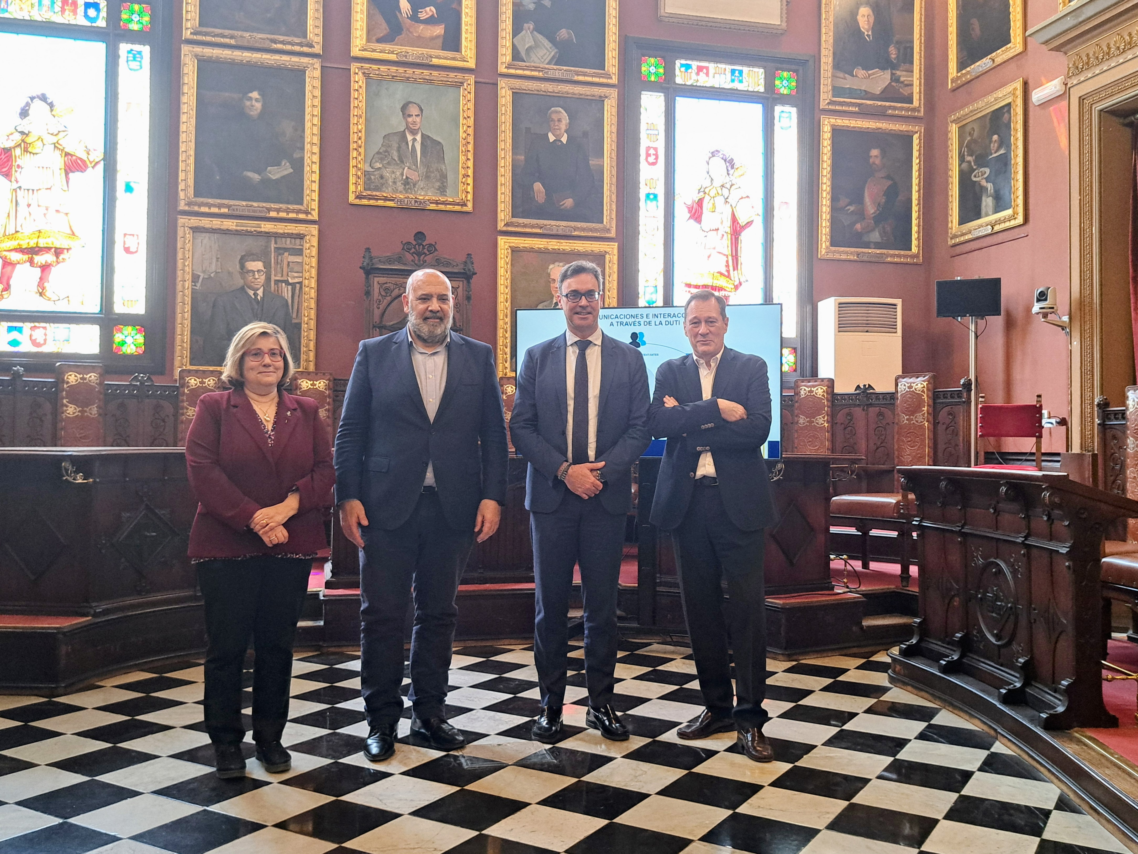 El vicepresident primer del Govern i conseller d’Economia, Hisenda i Innovació, i president de l’ATIB, Antoni Costa, i el batle de Palma, Jaime Martínez, a la seu de l'Ajuntament