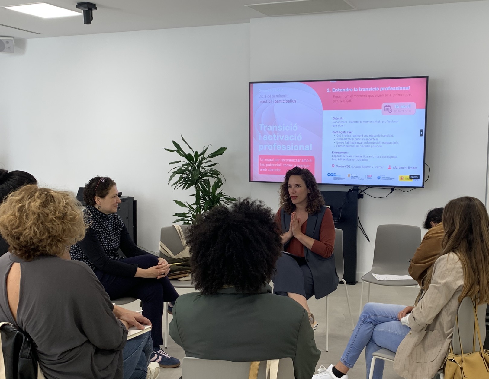 Dones que participen en el seminari «Dones en acció» del SOIB