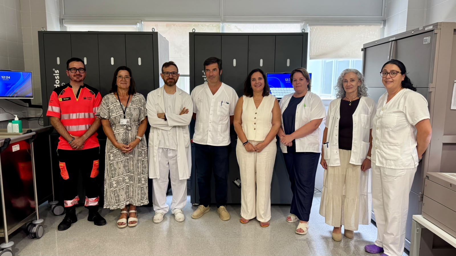 La consellera de Salut, Manuela García, acompanyada del gerent de l’Àrea de Salut de Menorca, Bernardo Pax, ha visitat avui la nova sala blanca del Servei de Farmàcia de l’Hospital Mateu Orfila