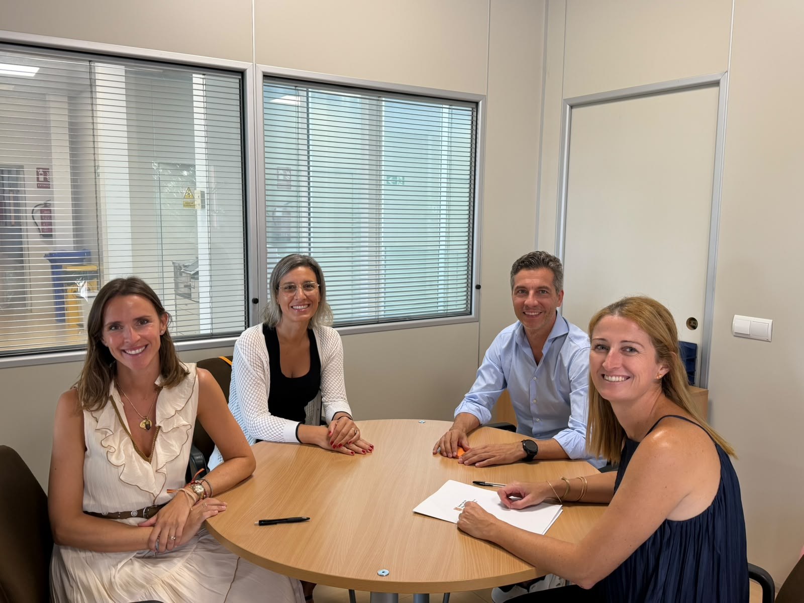 La directora general d’Empresa, Autònoms i Comerç, Maria Antònia Sansó, s’ha reunit amb el president d’AJE, Yoann Blanc, per conèixer les principals inquietuds del col·lectiu