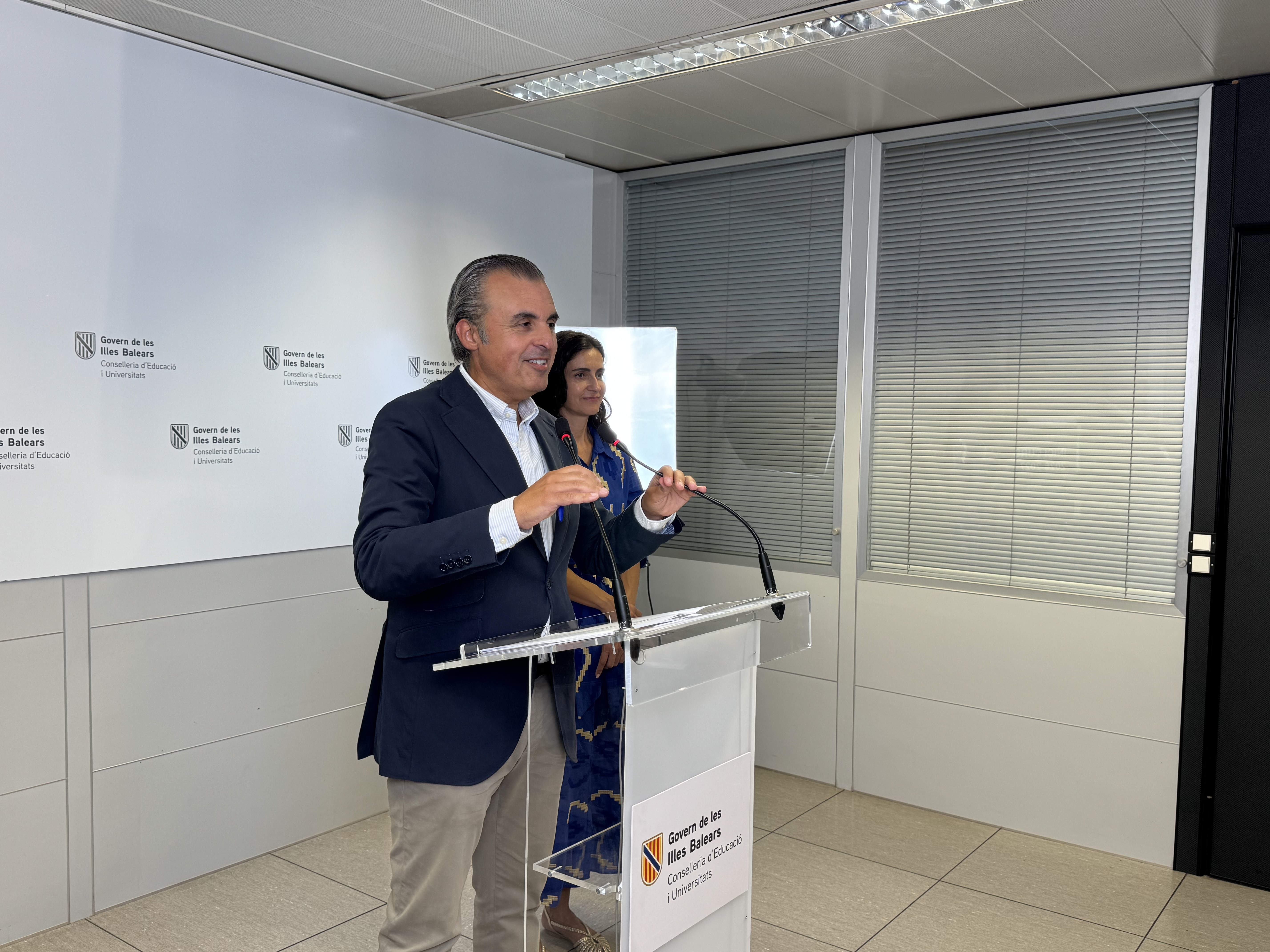 El conseller d’Educació i Universitats, Antoni Vera, i la directora general de Formació Professional i Ordenació Educativa, Maria Isabel Salas, presentant les principals novetats del curs 2026-2027 de formació professional