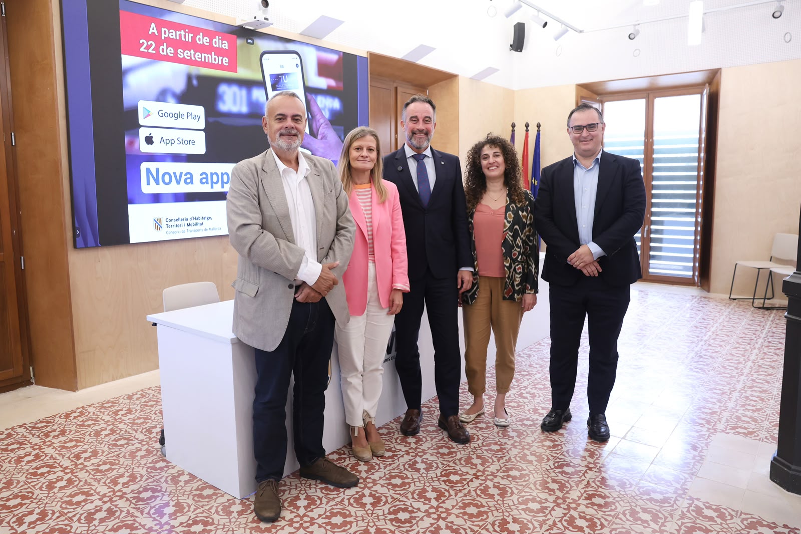 El conseller d'Habitatge, Territori i Mobilitat del Govern, José Luis Mateo, i la directora general de Mobilitat, Lorena del Valle, presentant la nova app del TIB