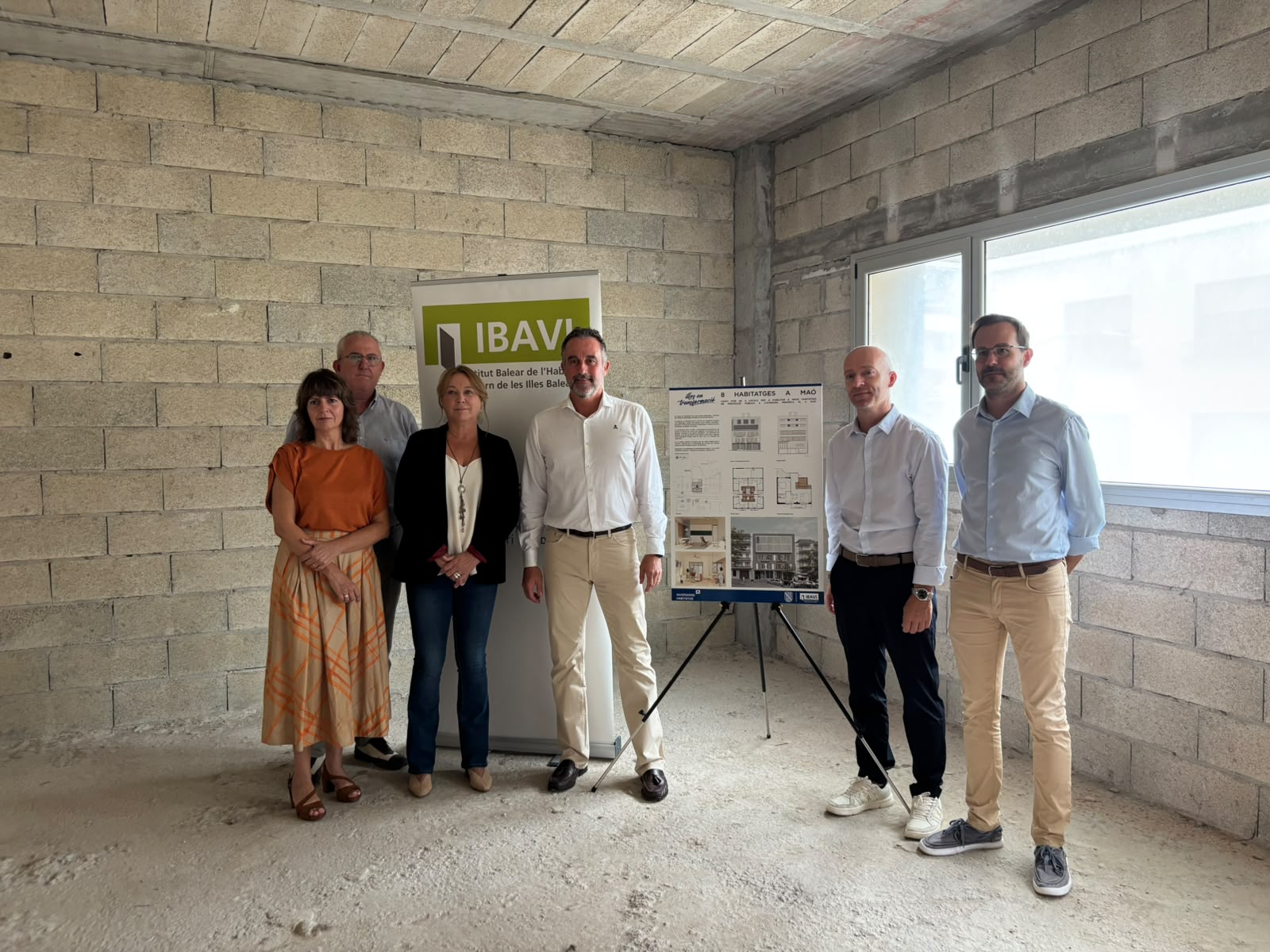 El conseller d’Habitatge, Territori i Mobilitat del Govern, José Luis Mateo, presentant el projecte acompanyat del president del Consell Insular de Menorca, Adolfo Vilafranca; del batle de Maó, Héctor Pons; del gerent de l’IBAVI, Roberto María Cayuela, i de la delegada de l’IBAVI a Menorca, Águeda Reynés.