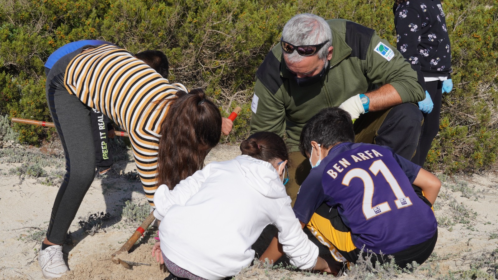 Niñas y niños en una actividad ambiental