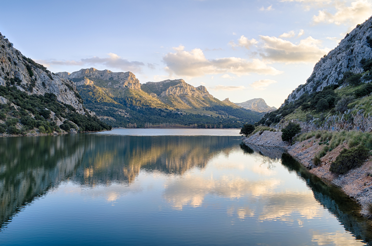Vista del mar con montañas al fondo