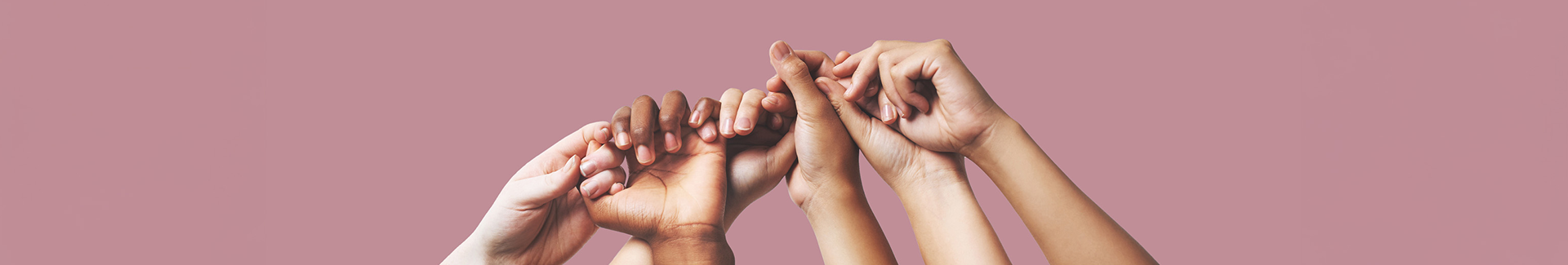 Manos de mujeres unidas