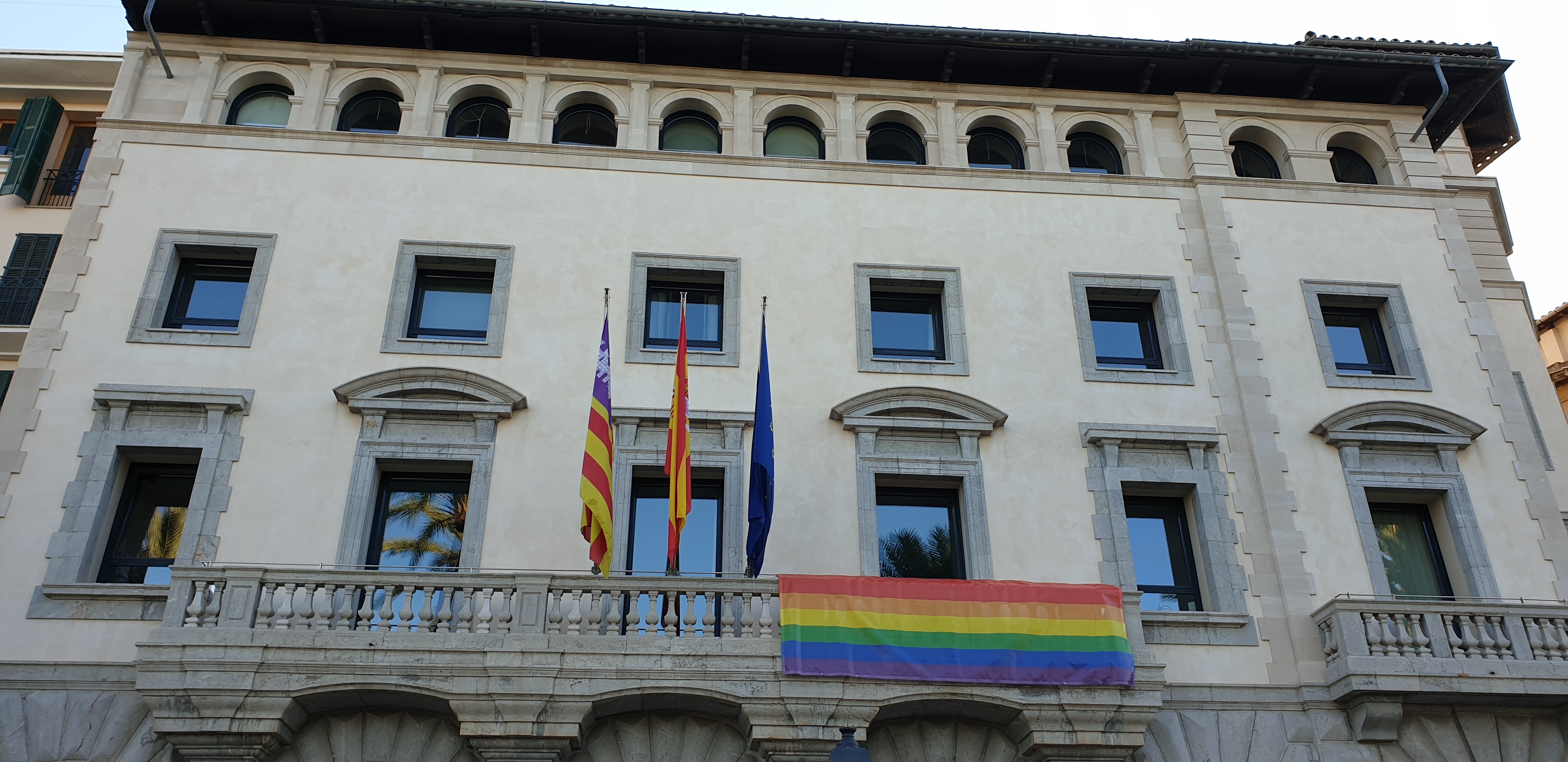 Bandera LGTBI a Conselleria Presidència 02ca