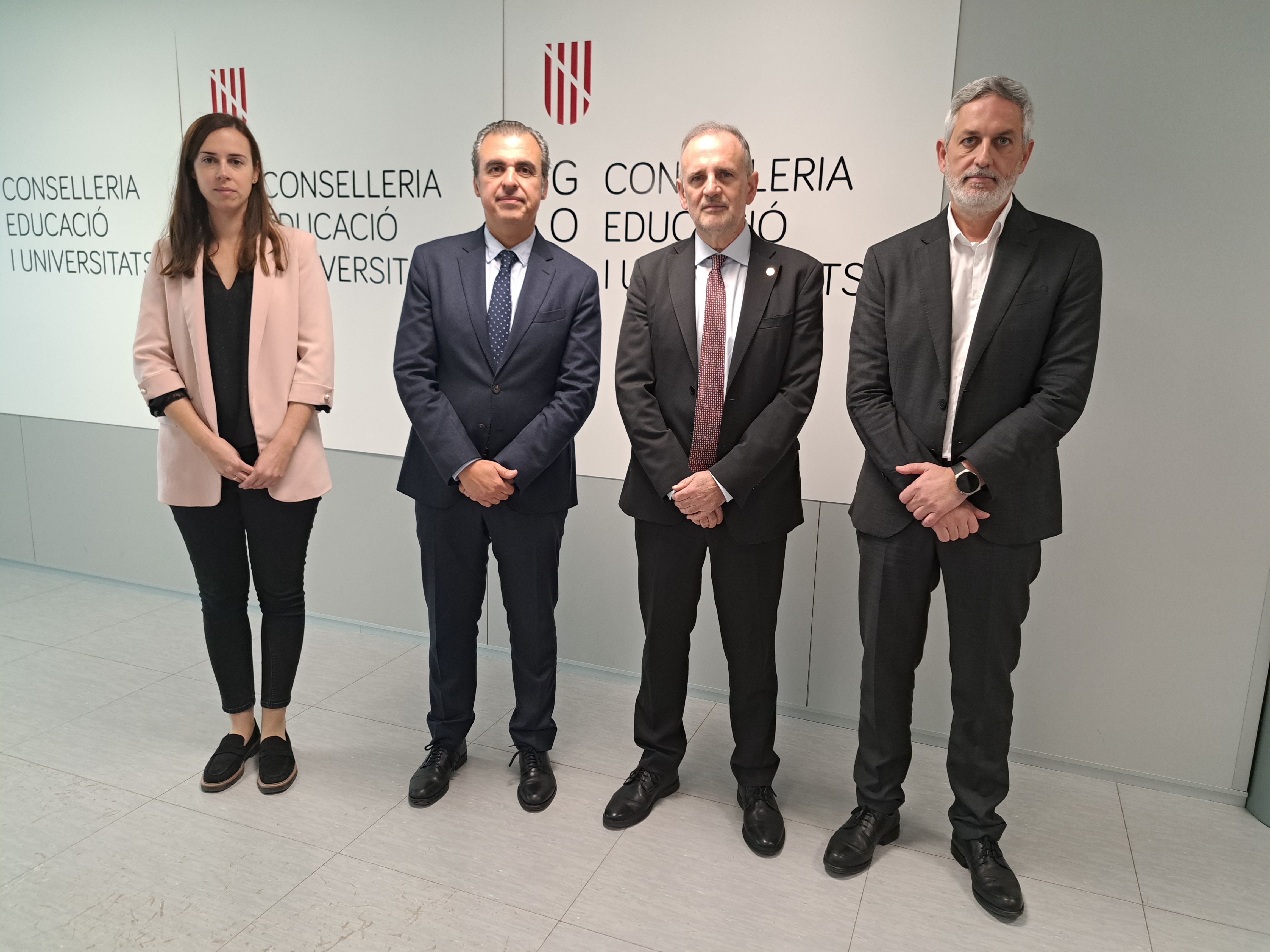 Susana Hormigos, professora d'Enginyeria i Industrial i de la Construcció de la UIB; el conseller Antoni Vera; el rector de la UIB, Jaume Carot i el secretari autonòmic Mateu Suñer, a la presentació.