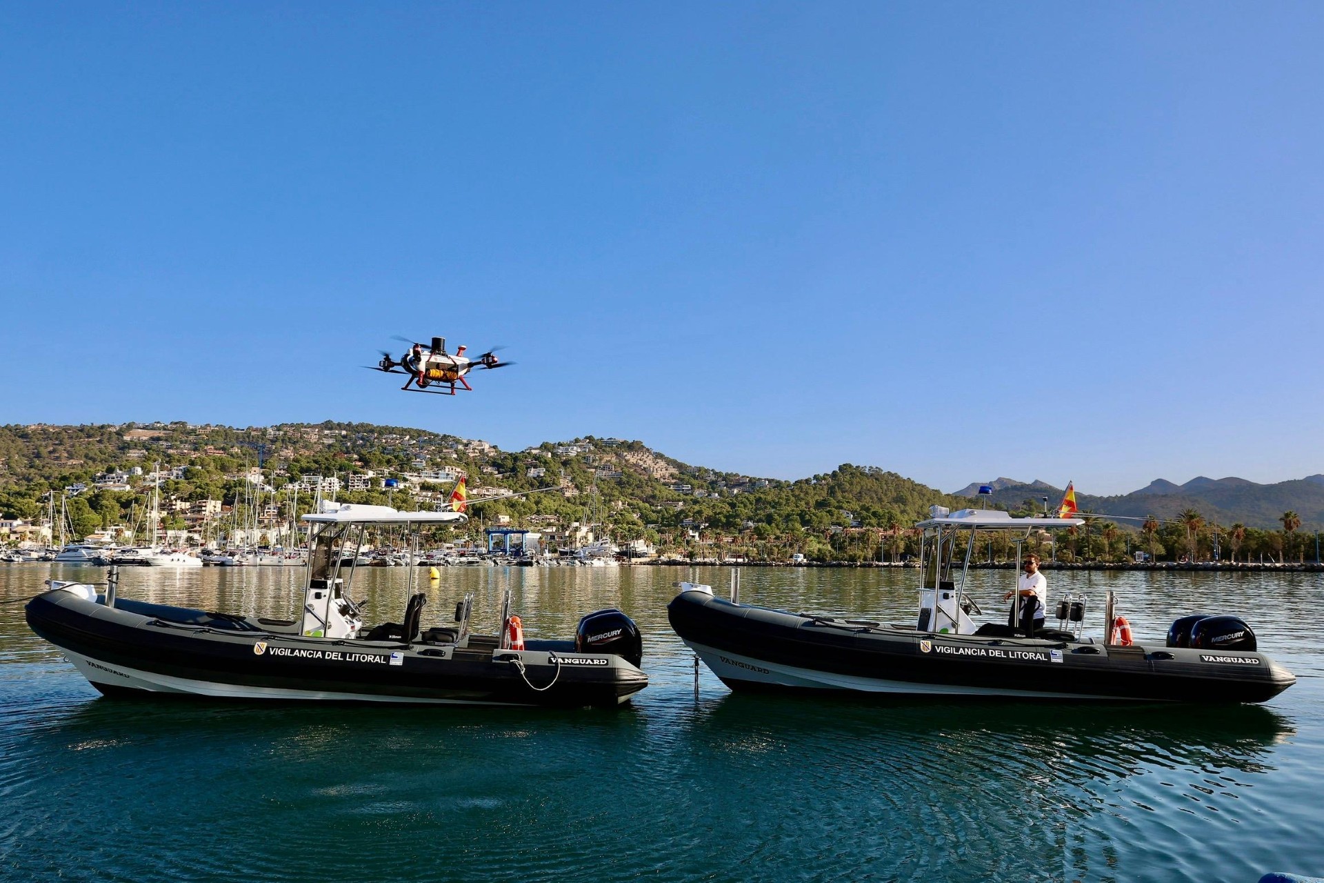 Embarcaciones y dron de vigilancia del litoral