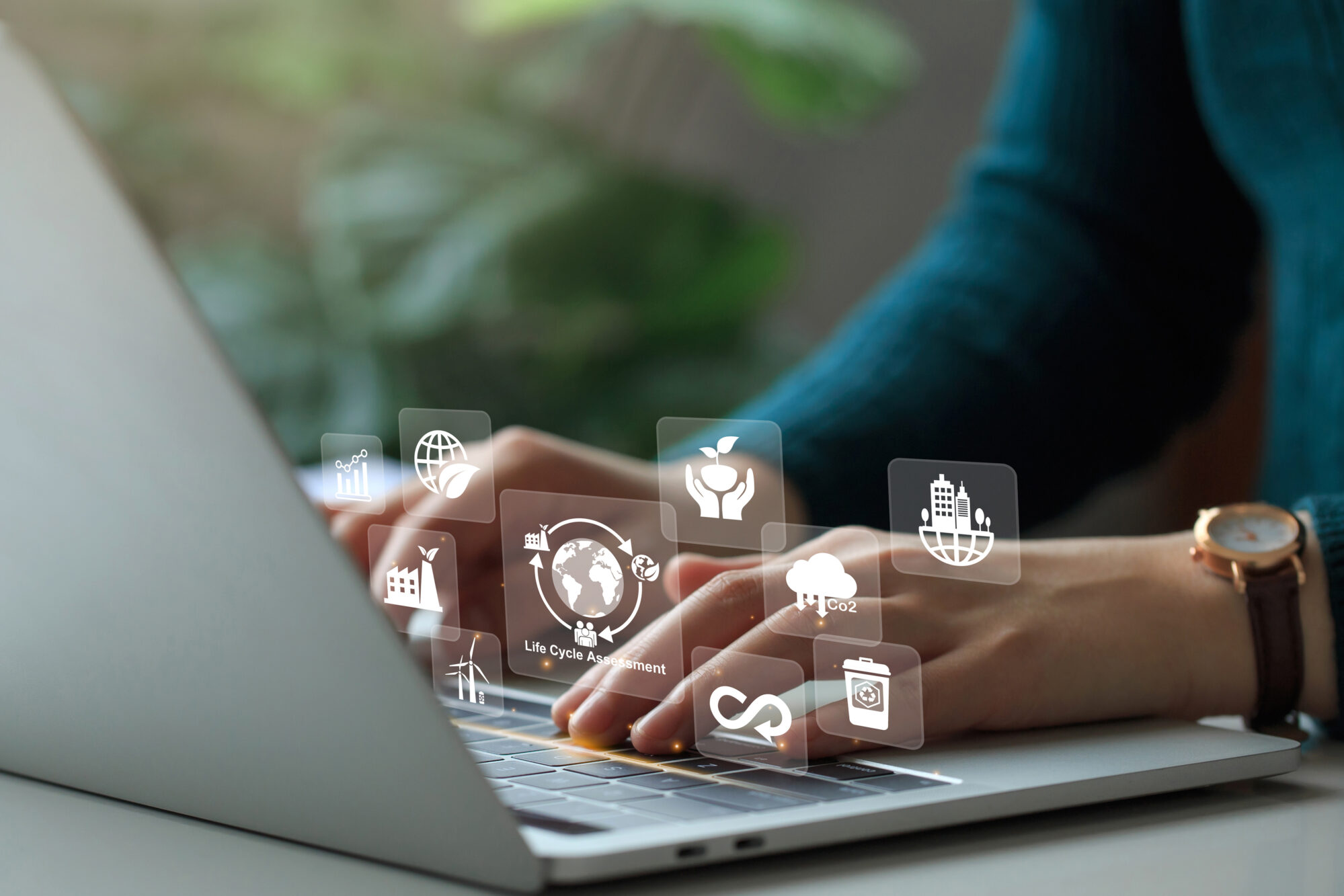 Persona trabajando con un ordenador portátil