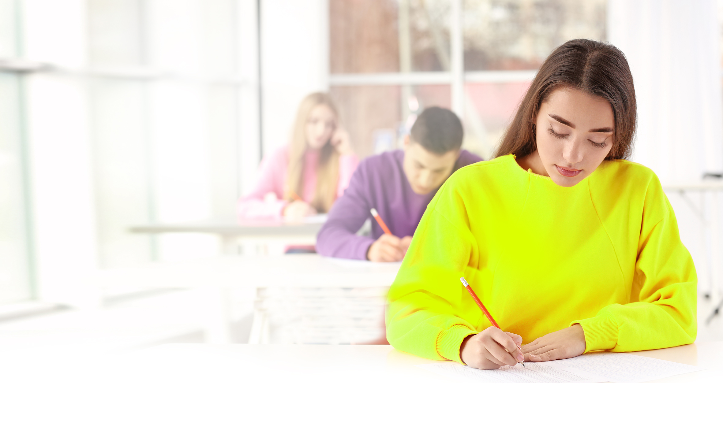 Alumnos haciendo un examen