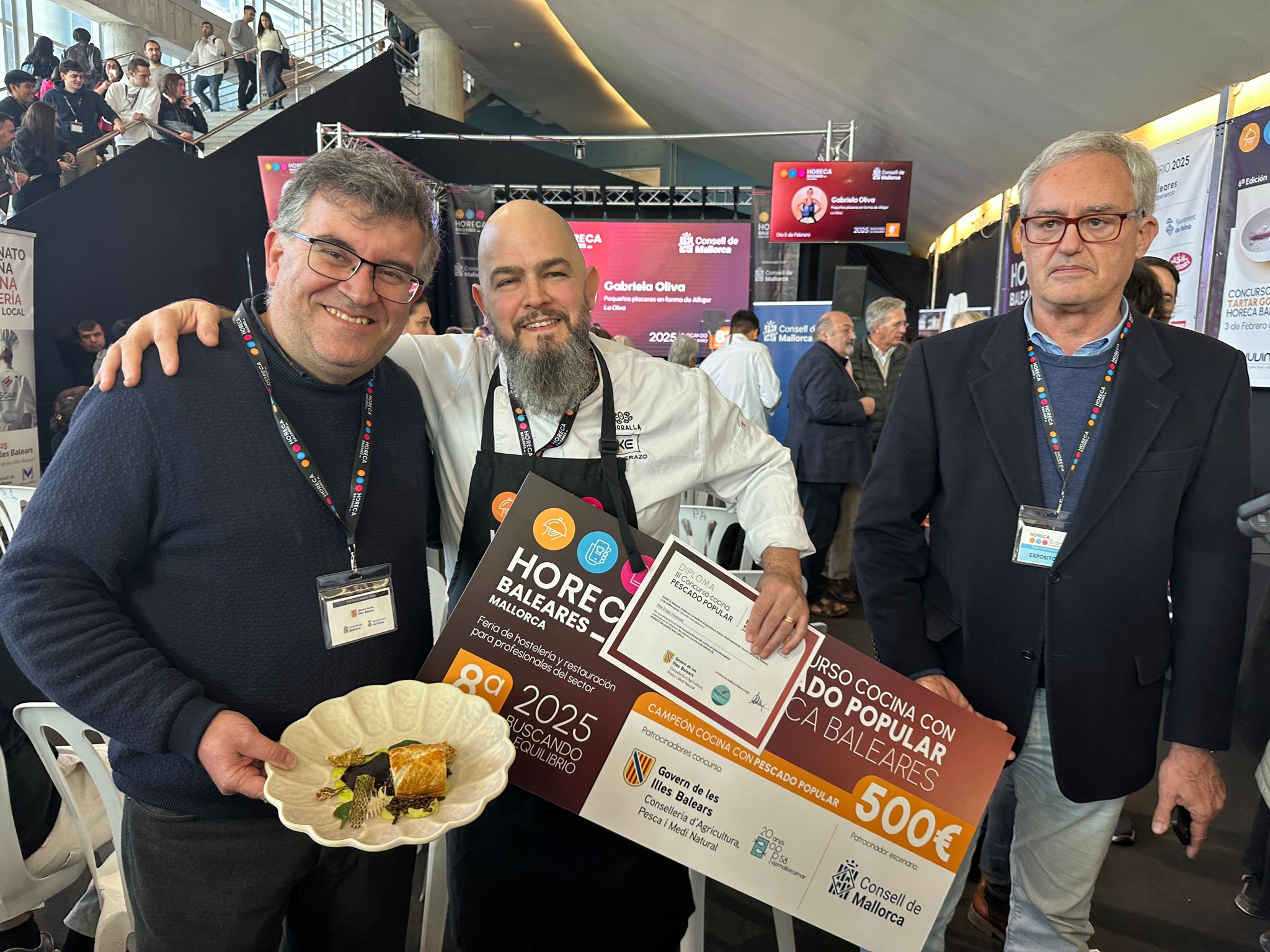 El conseller Joan Simonet, amb el xef guanyador i el director general de Pesca.