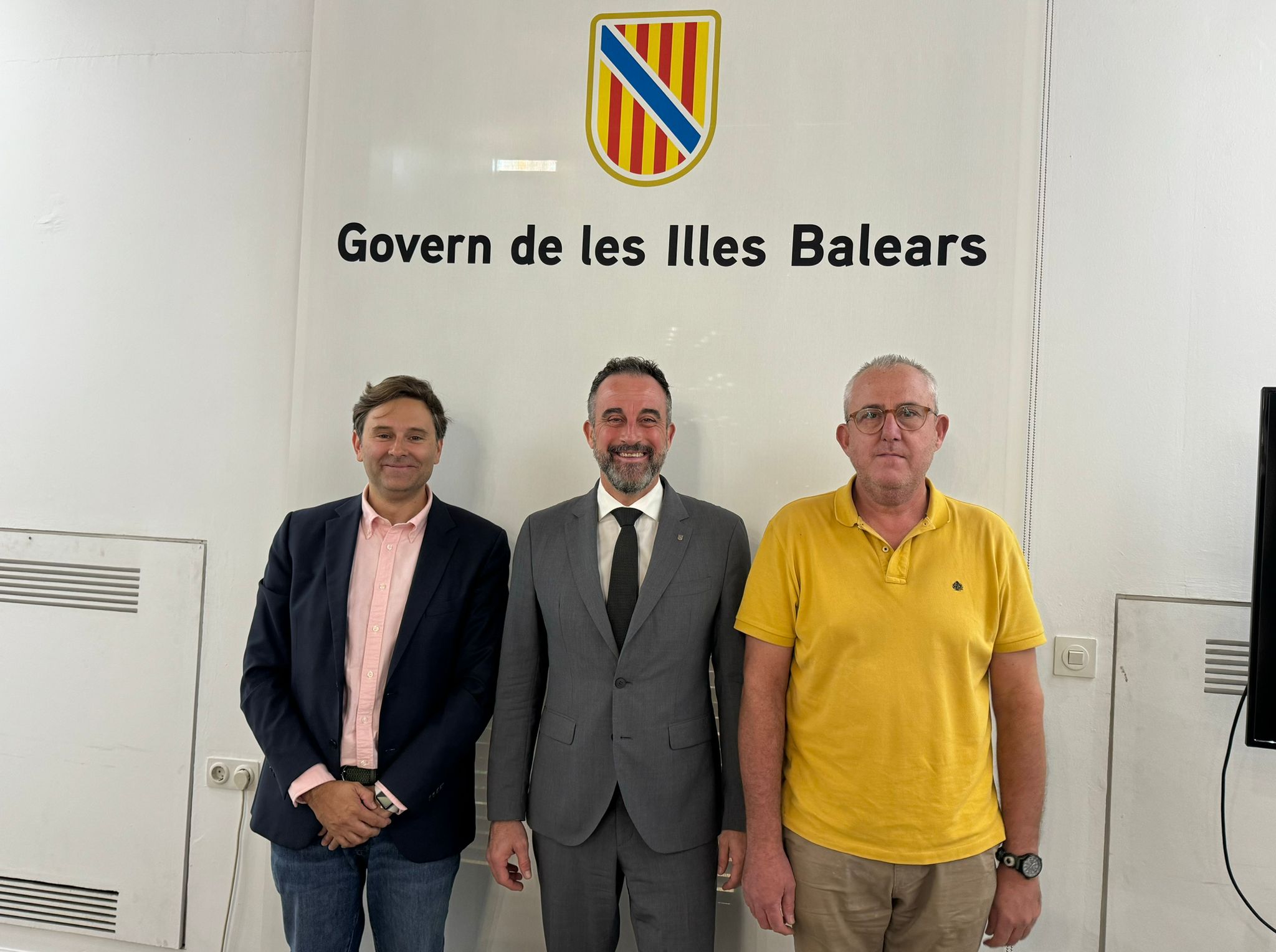 El conseller d'Habitatge, Territori i Mobilitat, José Luis Mateo; el batle de Maria de la Salut, Jaime Ferriol, i el gerent de l’Institut Balear de l’Habitatge (IBAVI), Roberto María Cayuela
