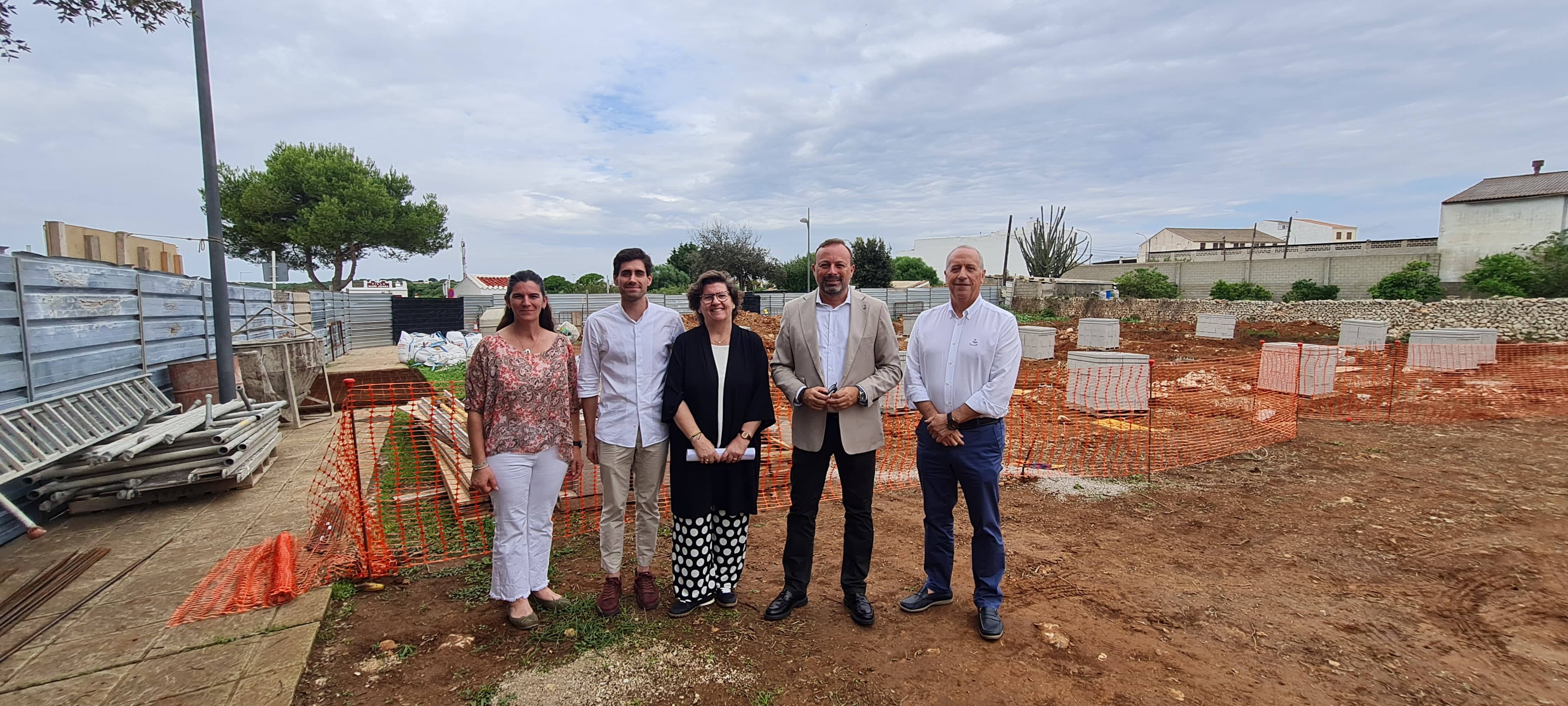 Visita al solar on es duran a terme les obres del futur centre de dia d’Alaior
