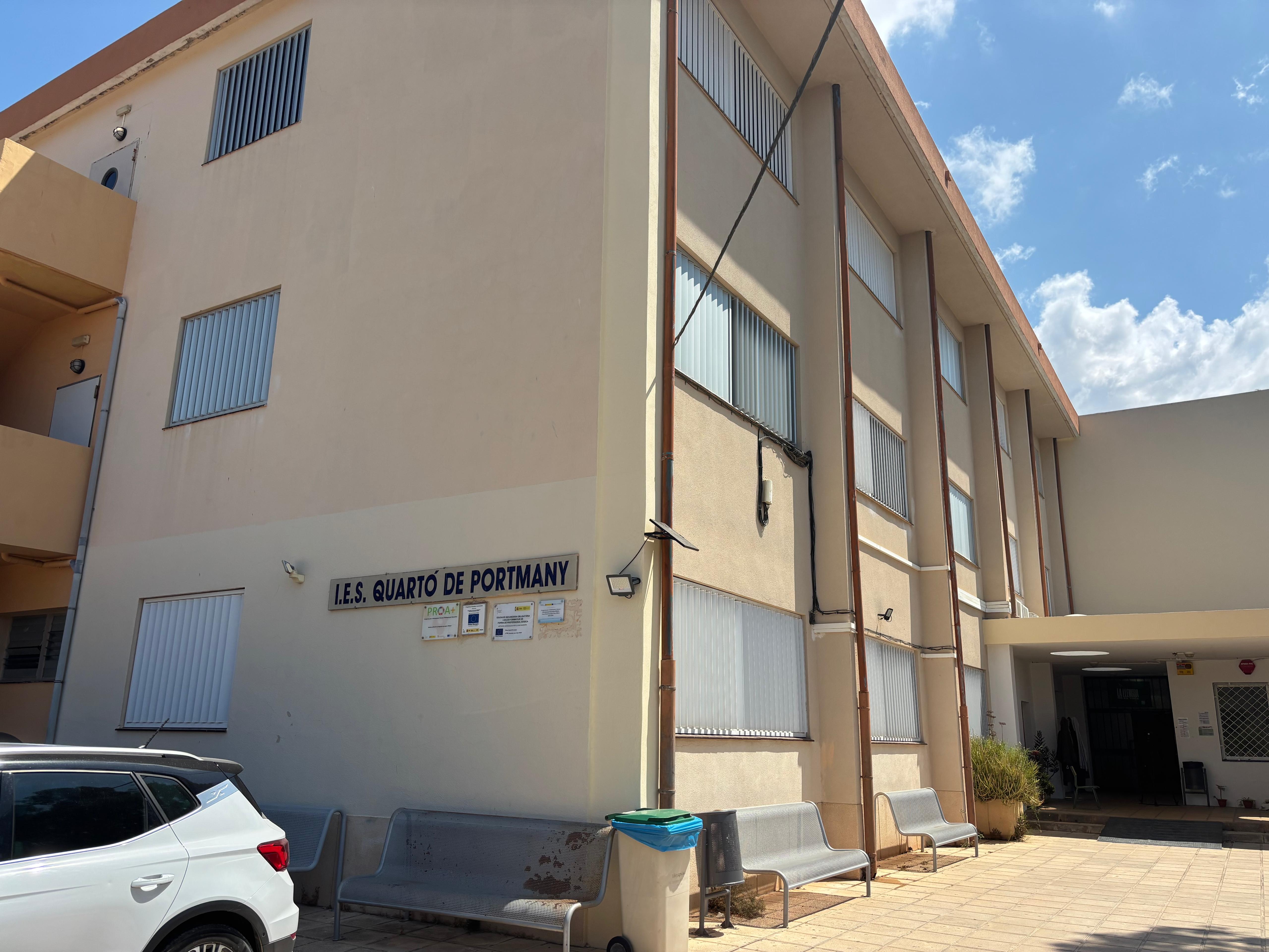 Façana de l'IES Quartó de Portmany.