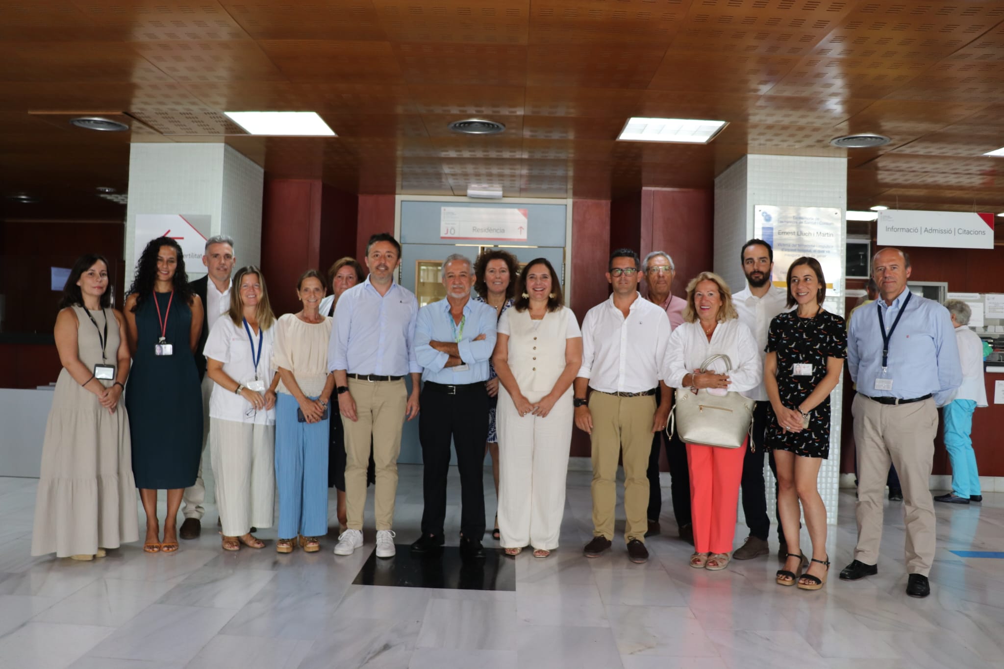 La consellera de Salut, acompanyada pel batle d’Eivissa, Rafael Triguero, i el director general del Servei de Salut, Javier Ureña, amb els professionals sanitaris.