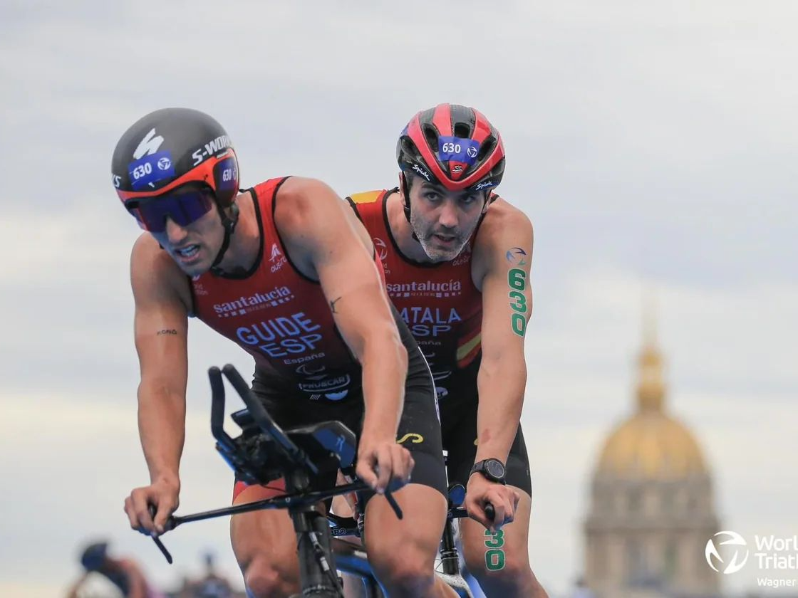 Imatge de dos ciclistes.