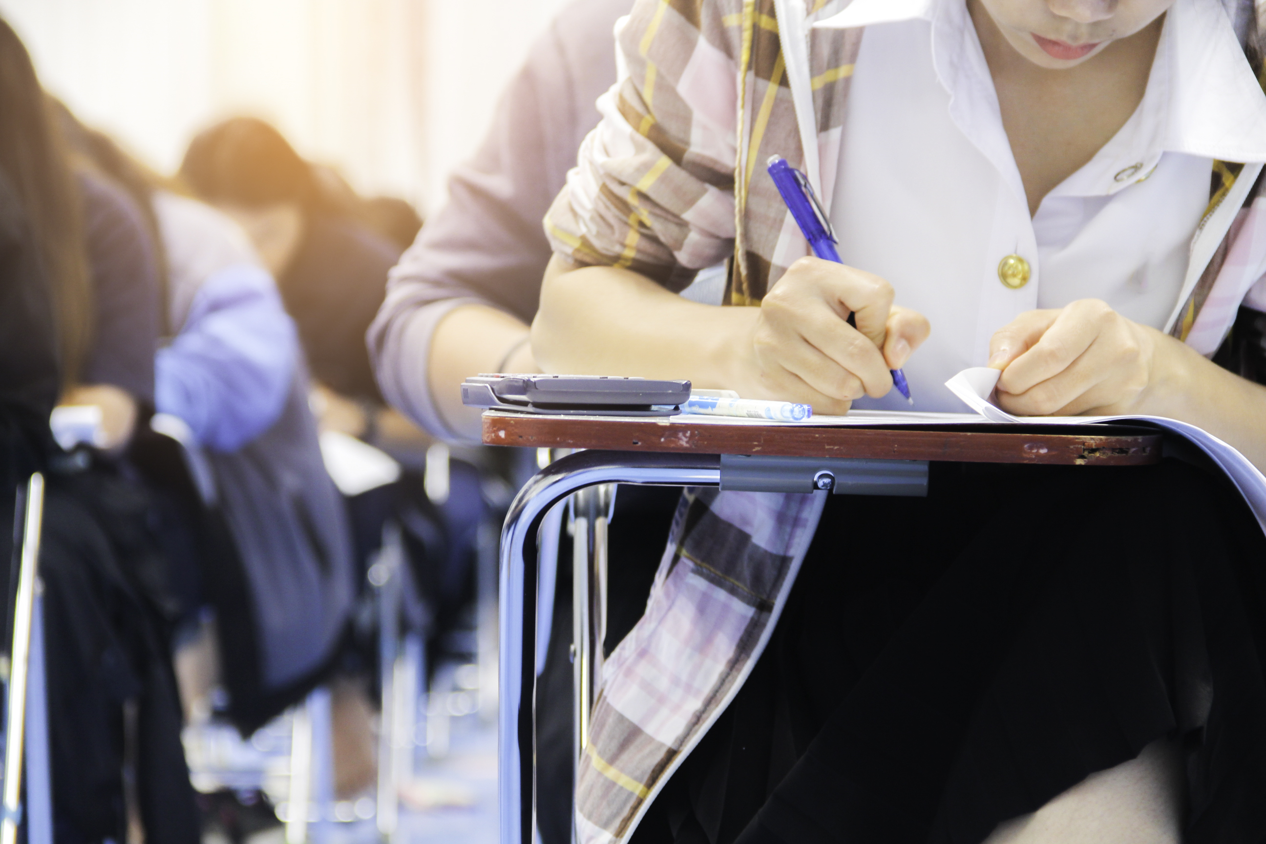 Imatge d'una alumna fent tasca a l'institut