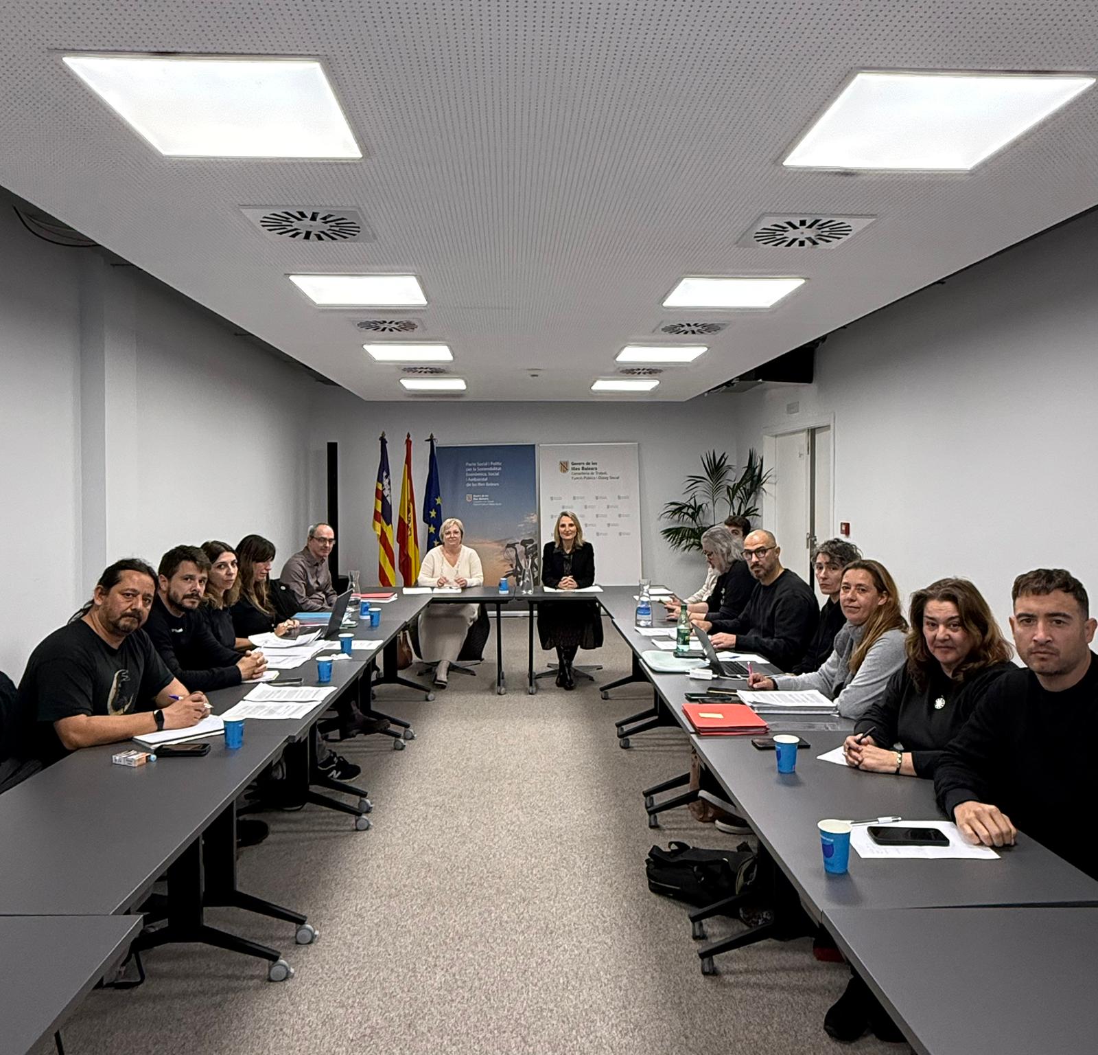 La consellera de Treball, Funció Pública i Diàleg Social, Catalina Cabrer, a la segona reunió amb el comitè d’empresa d’IB3.