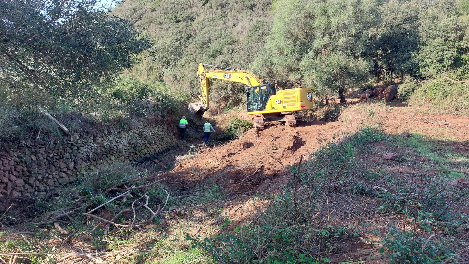 Un equip de neteja fa feina amb una excavadora al torrent de Son Gras, a Ferreries.