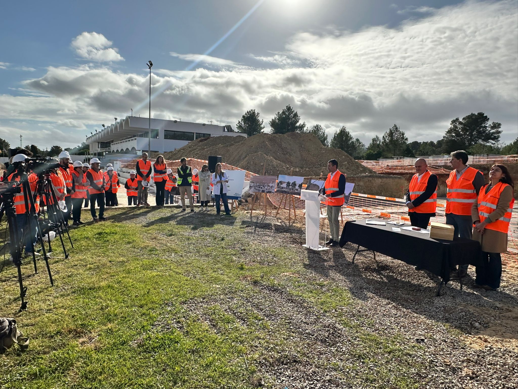 El conseller Jaume Bauzá assisteix  a l'acte de col·locació de la primera pedra del projecte Ses Nou Rodades.