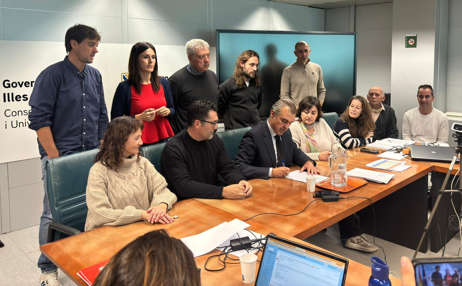 Vera signa l’acord per efectuar el pagament del 2,9 % als docents de l’escola concertada en dues anualitats