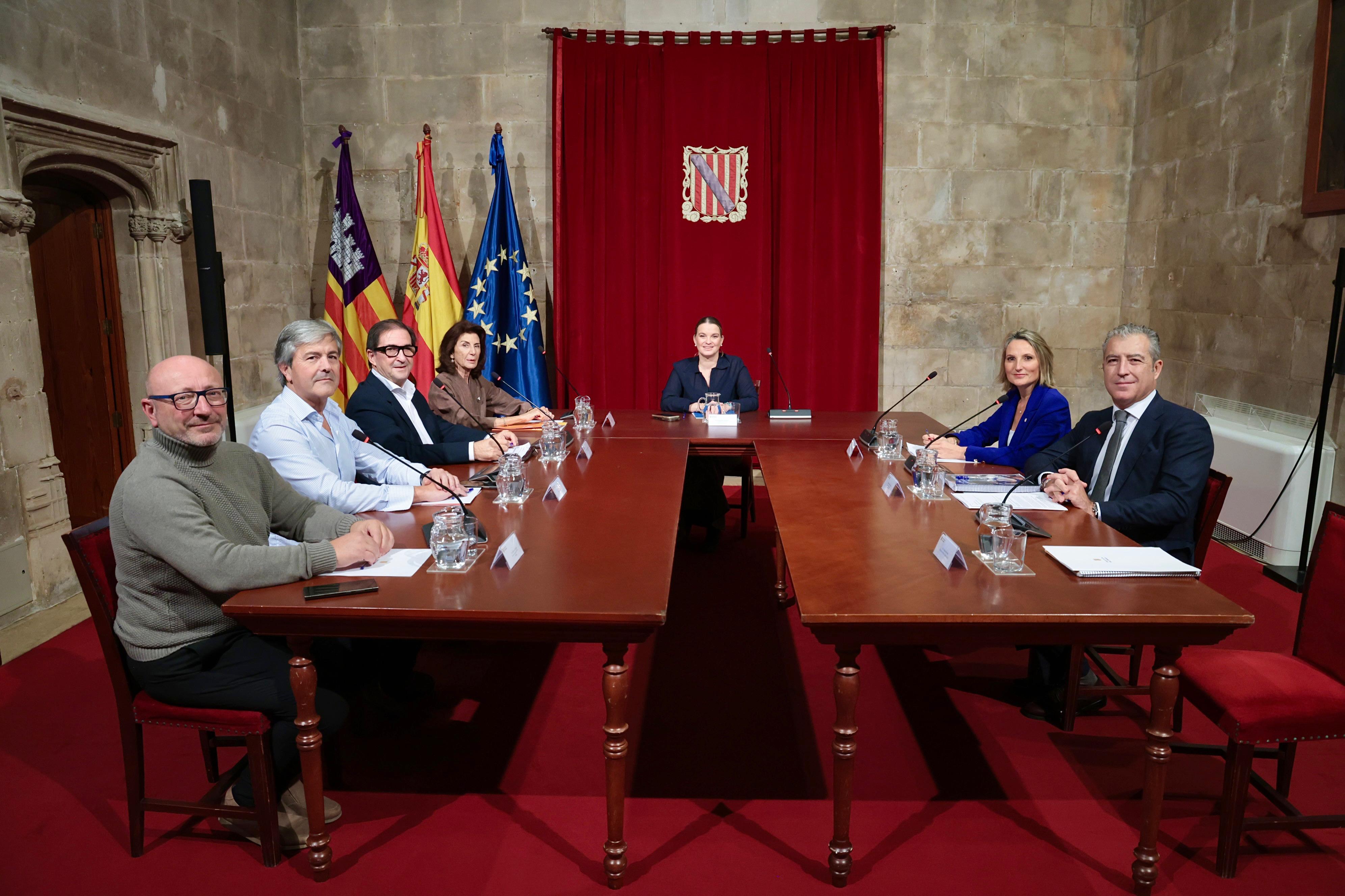 Margalida Prohens presideix la reunió de la Mesa de Diàleg Social.