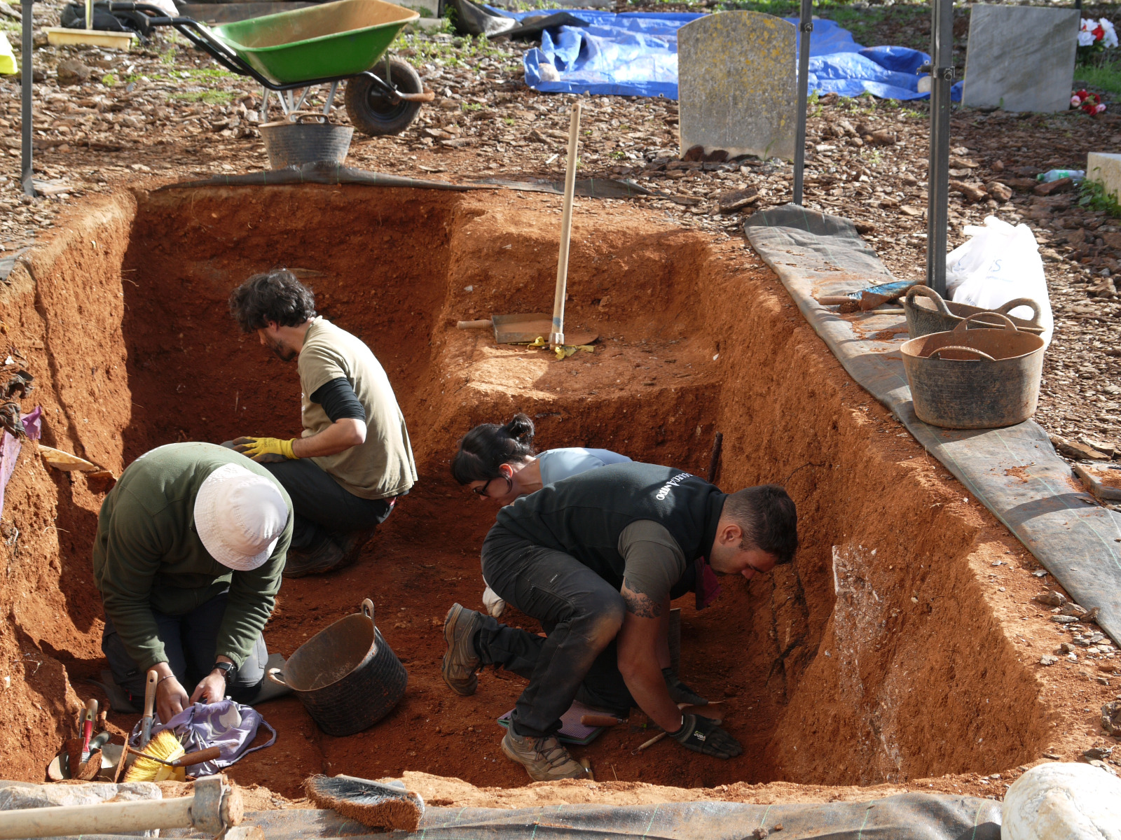 Exspecialistes en arqueologia i antropologia forense, a una de les excavacions.