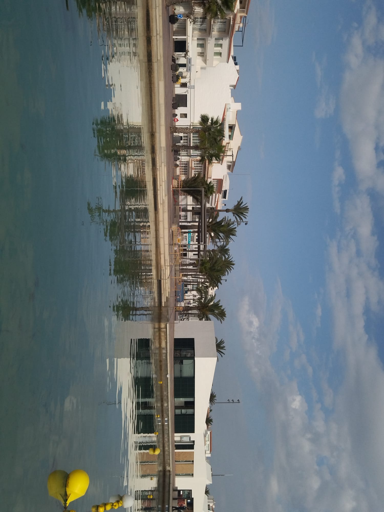 Nova pèrgola a la plaça del Pla del port de Fornells