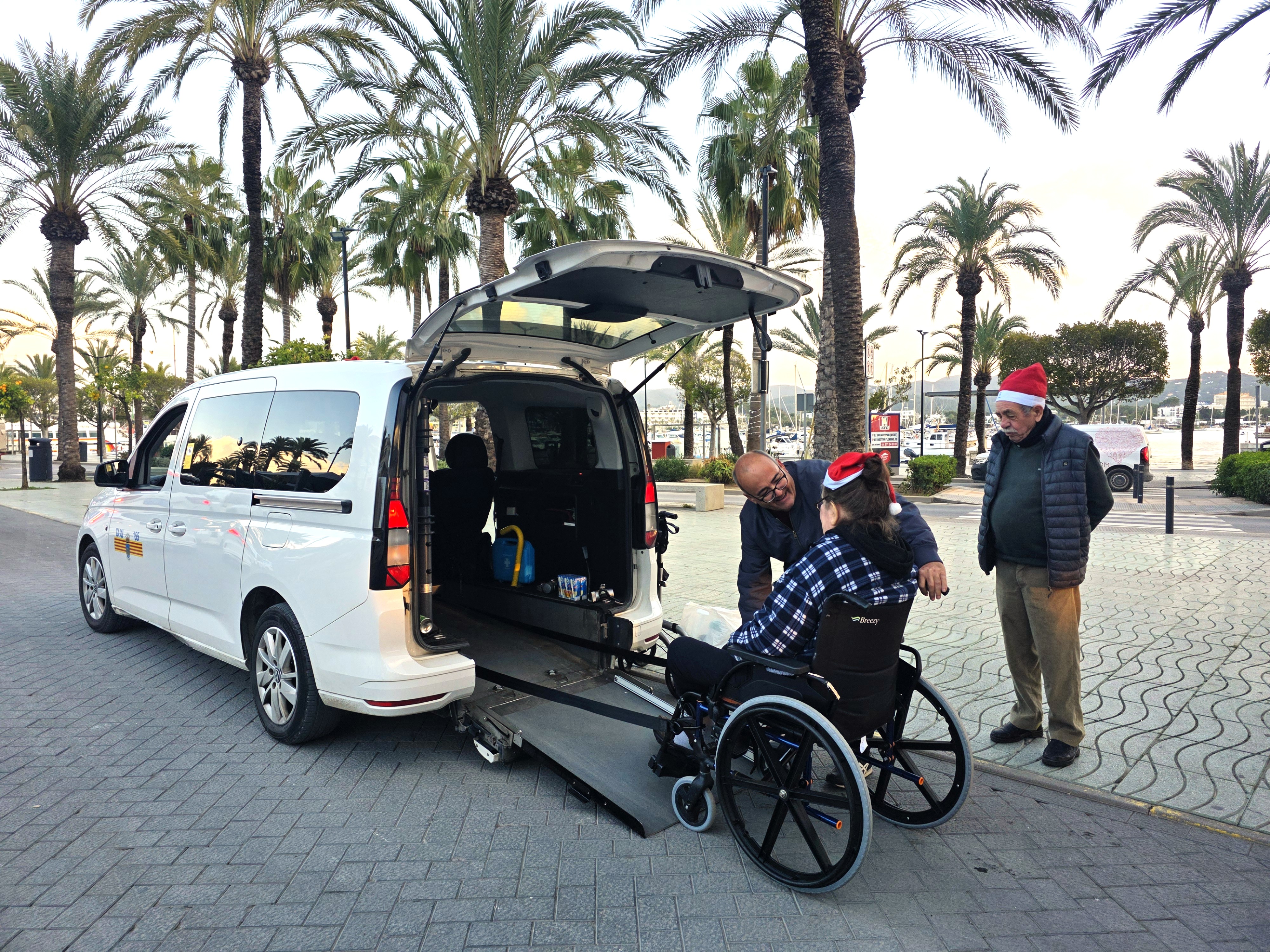 Dos usuaris d'una de les residències, en una de les sortides programades.