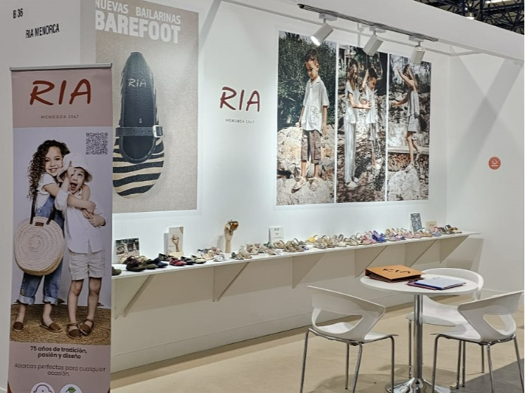 Un expositor d'una empresa de sabates a una fira.