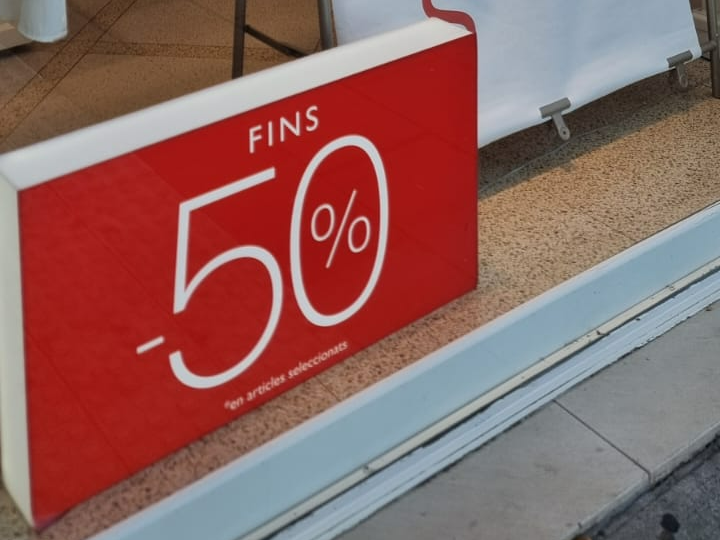 Cartell amb un descompte del 50%.