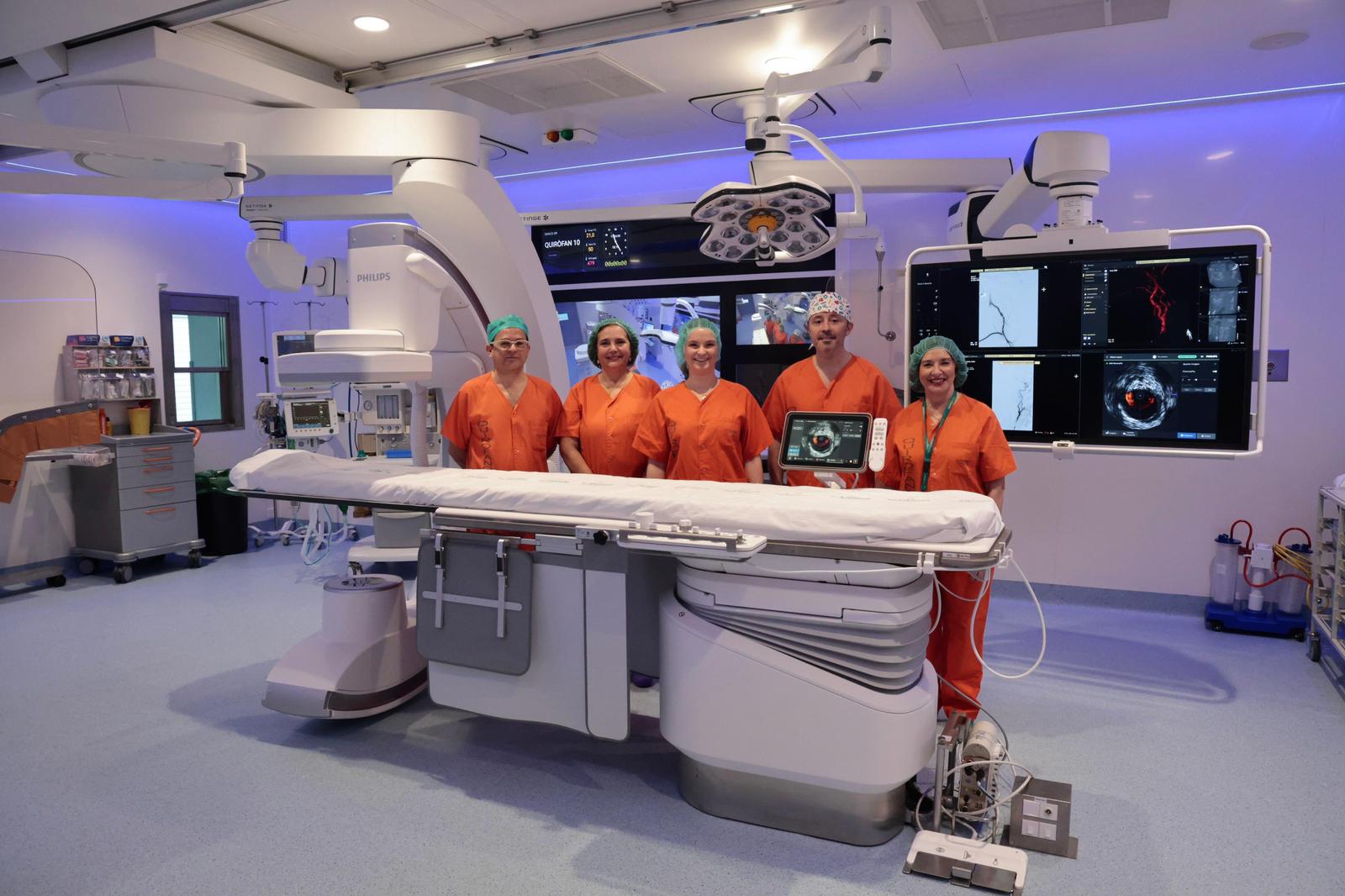 La presidenta del Govern i la consellera de Salut, acompanyada d'altres autoritats i responsables mèdics, a la inauguració de la nova sala d’operacions híbrida de Son Espases.