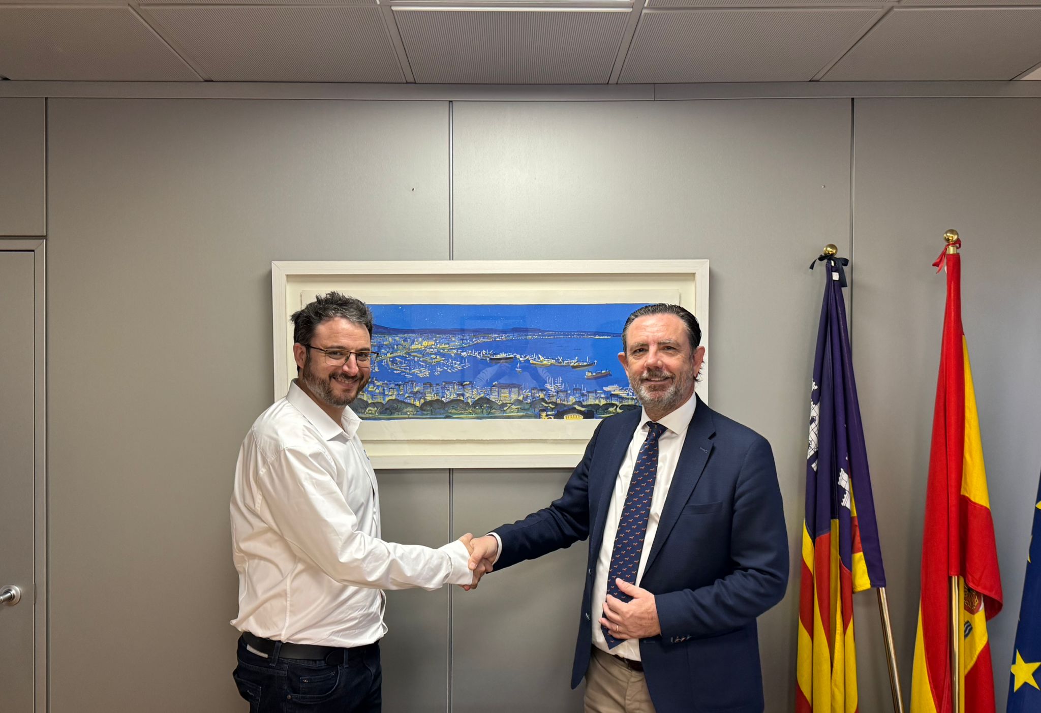 El conseller d’Empresa, Autònoms i Energia, Alejandro Sáenz de San Pedro (dreta), amb el representant de l’empresa Elohawk, SL.