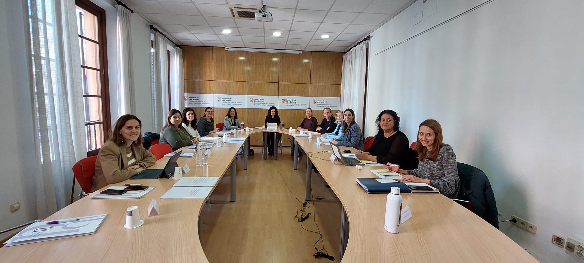 La consellera de Famílies, Afers Socials i Atenció a la Dependència, Sandra Fernández, i la directora de l’IBDONA, Cati Salom, presenten el Protocol.
