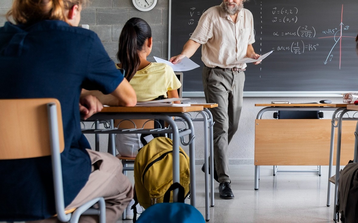 Un professor fa clase a un institut.