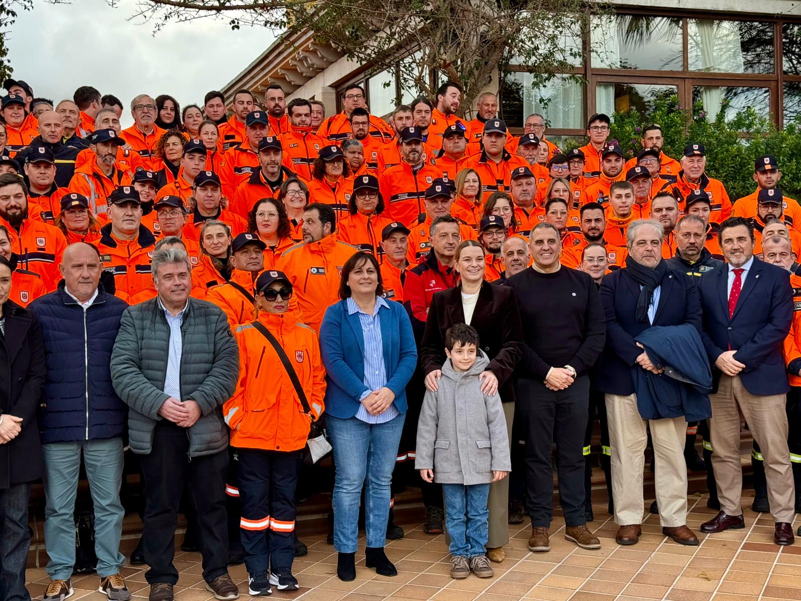 Fotografia de grup de les agrupacions i els voluntaris de Protecció Civil amb la presidenta Margalida Prohens. 