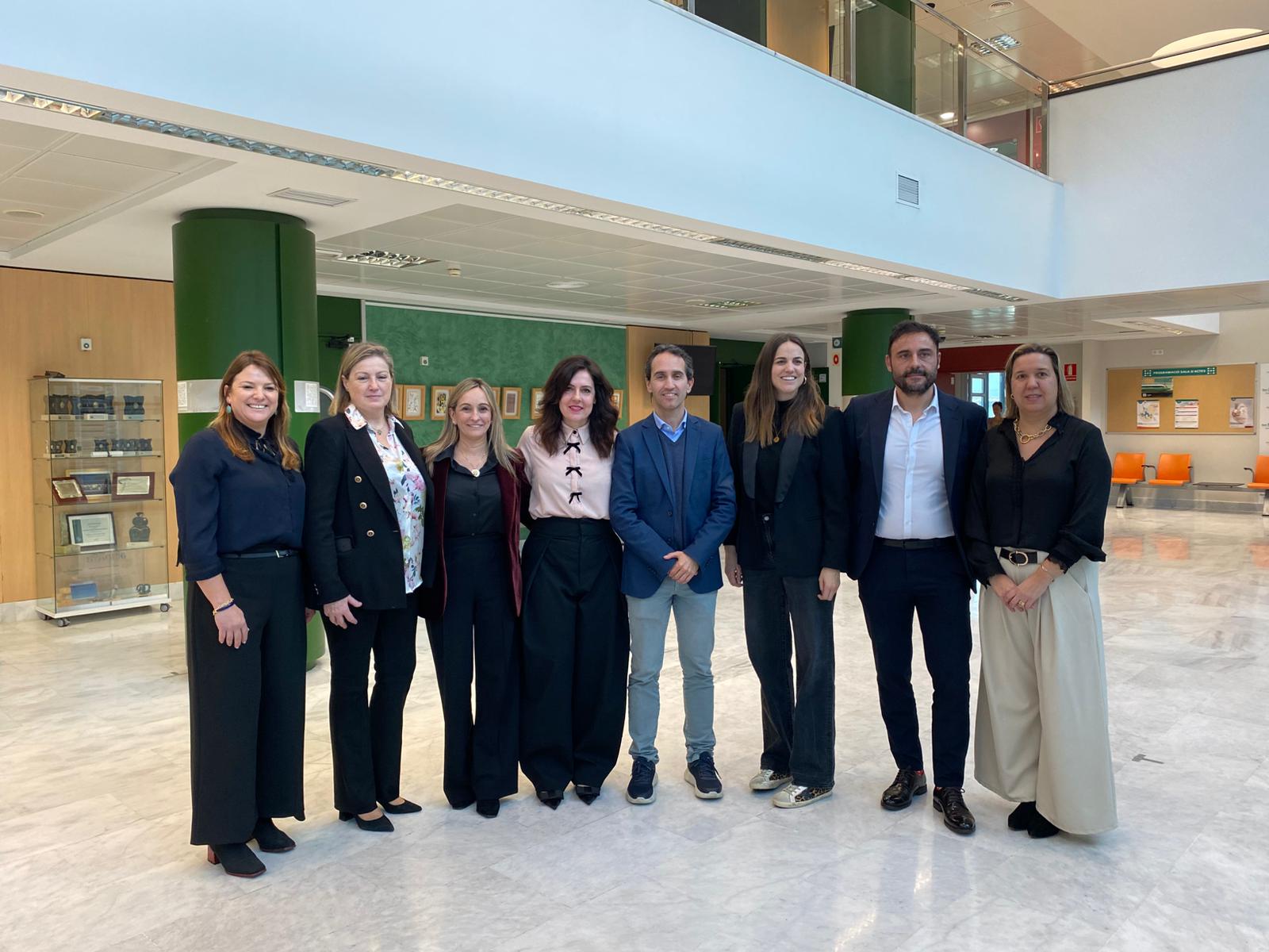 La consellera Sandra Fernández, amb alguns dels participants en les jornades.