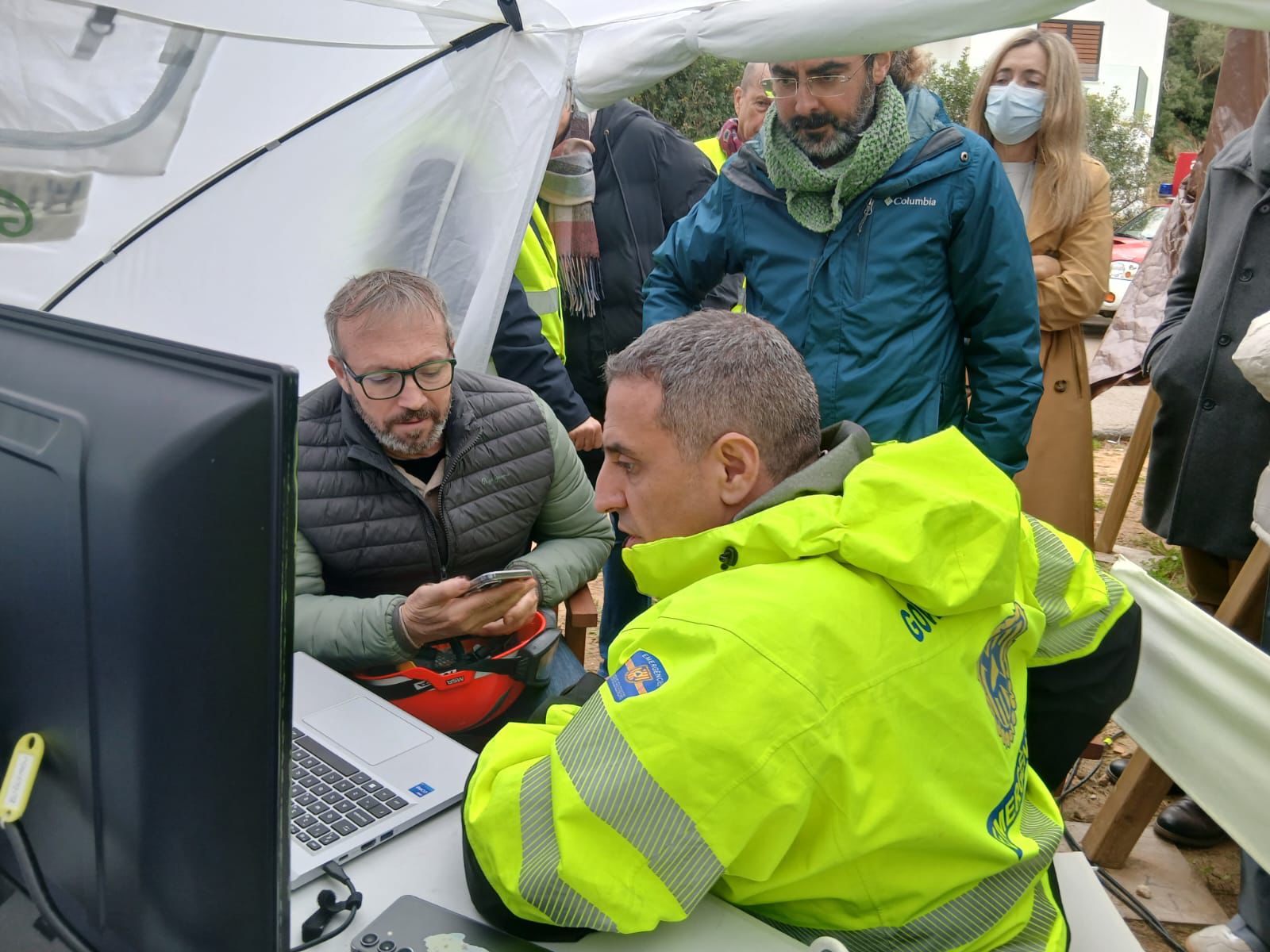 Lloc de comandament amb agents d’emergències.