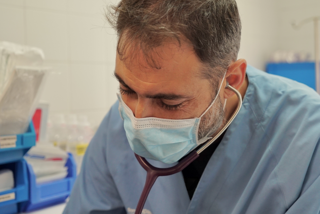 Professional sanitari treballant, amb mascareta i fonendoscopi. 