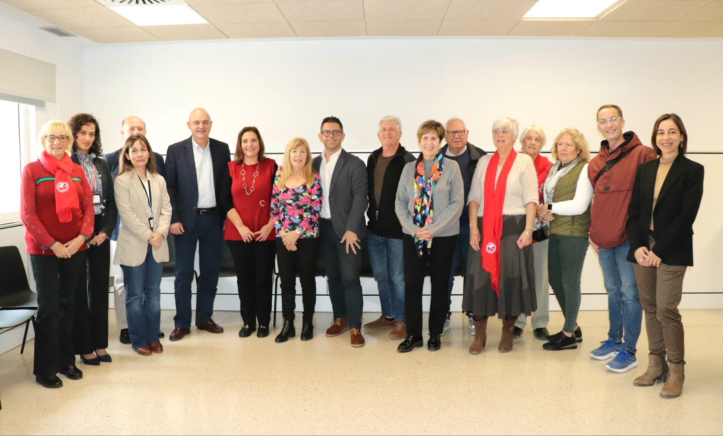 La consellera de Salut, Manuela García, amb representants de les associacions i plataformes oncològiques d'Eivissa i Formentera.
