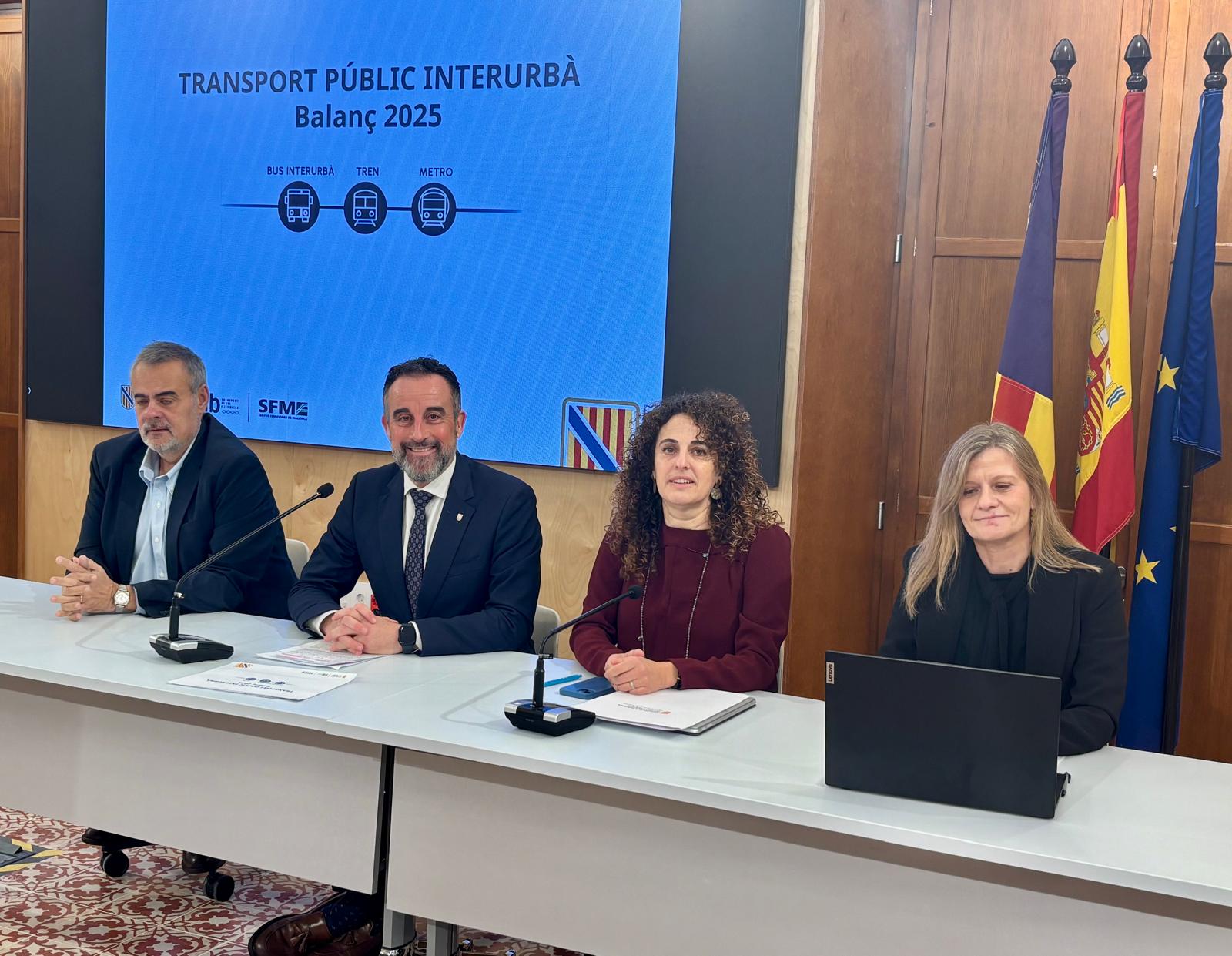 El gerent de Serveis Ferroviaris de Mallorca, José Ramón Orta; el conseller d’Habitatge, Territori i Mobilitat, José Luis Mateo; la directora general de Mobilitat, Lorena del Valle, i la gerent del Consorci de Transports de Mallorca, Lluïsa Serra.