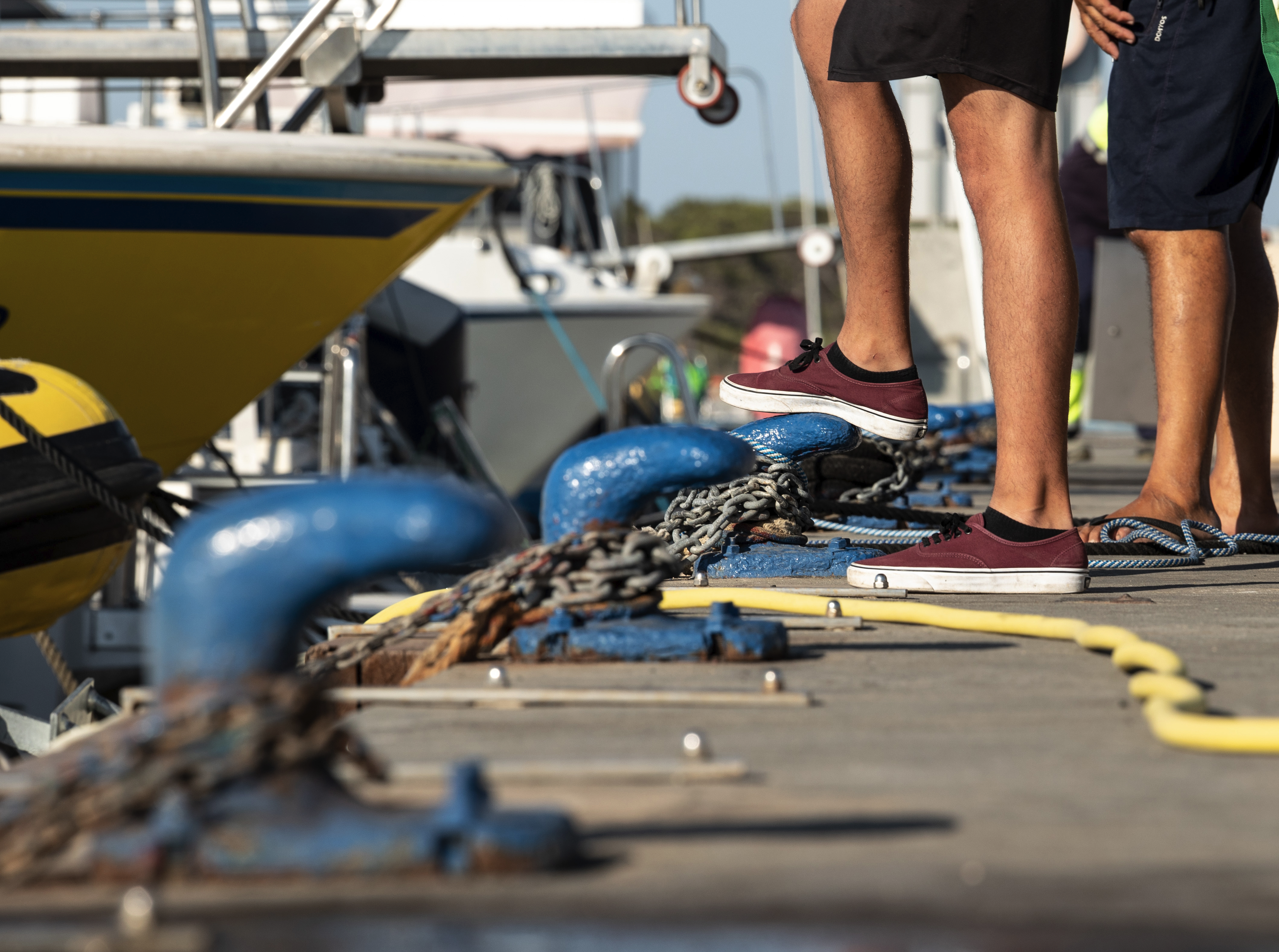 Cames de dues persones en un moll.