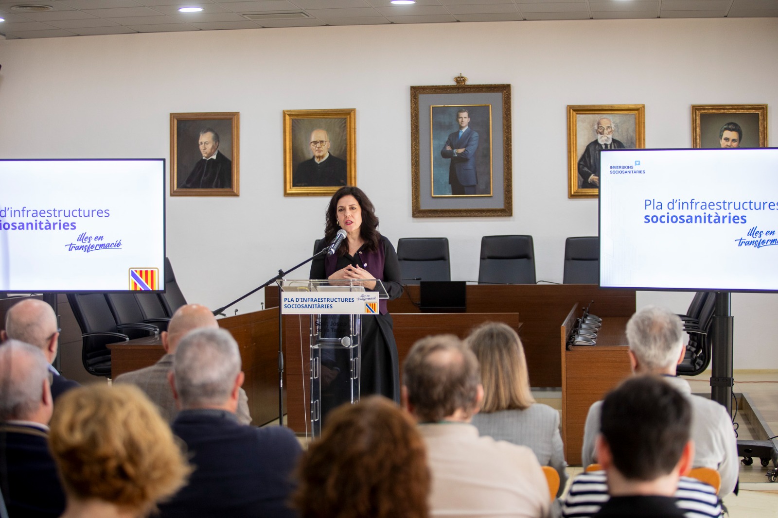 La consellera Fernández parla des del faristol durant la presentació.