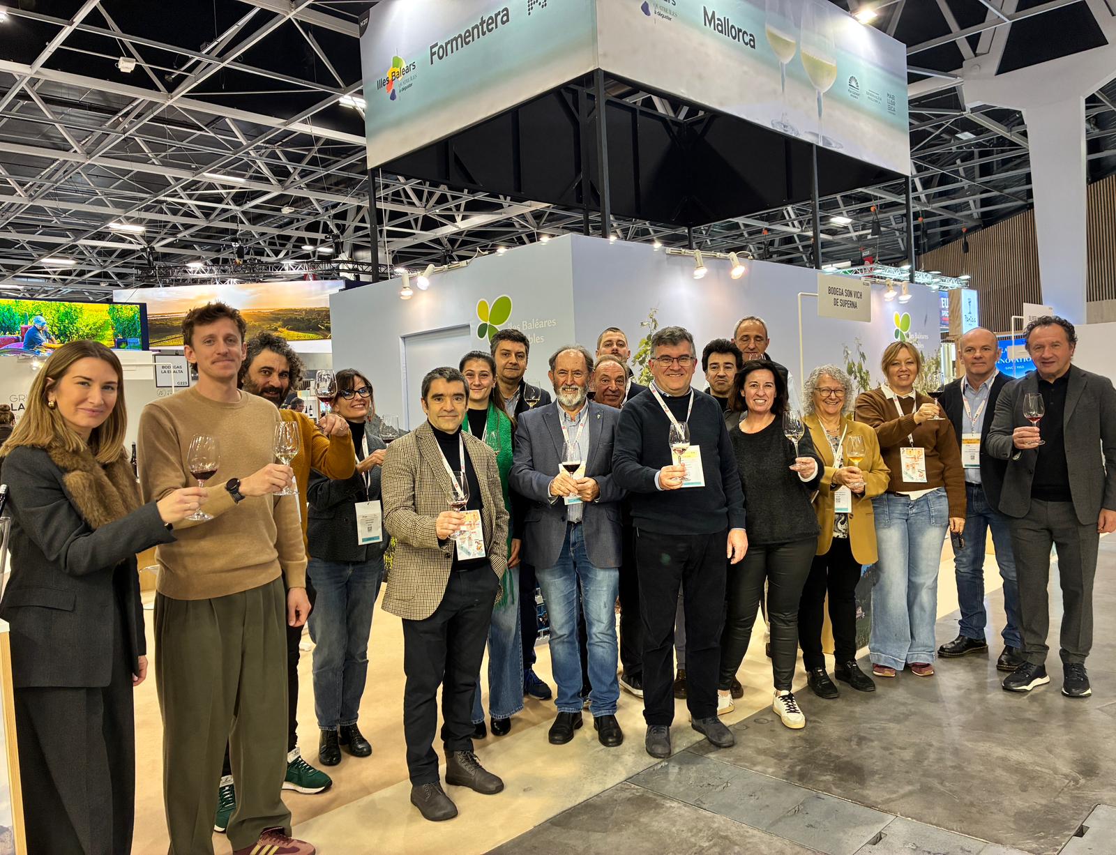 El conseller Simonet i els representants dels cellers participants, a la  Wine Paris 2026.